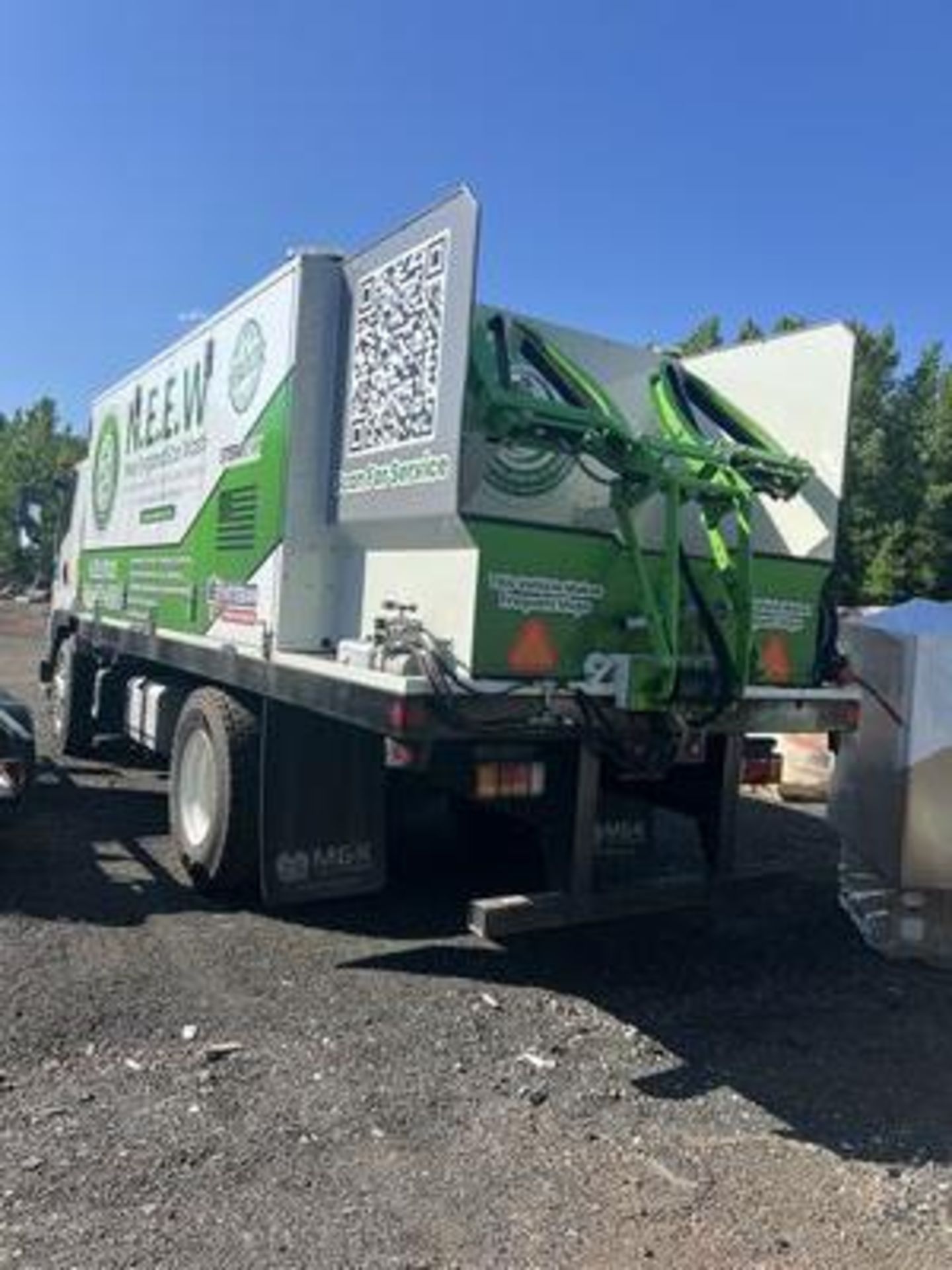 2022 TRASHBIN & DUMPSTER CLEANING TRUCK INCLUDES: 2022 ISUZU FTR 18' FLATBED TRUCK, CUMMINS DIESEL - Image 3 of 3