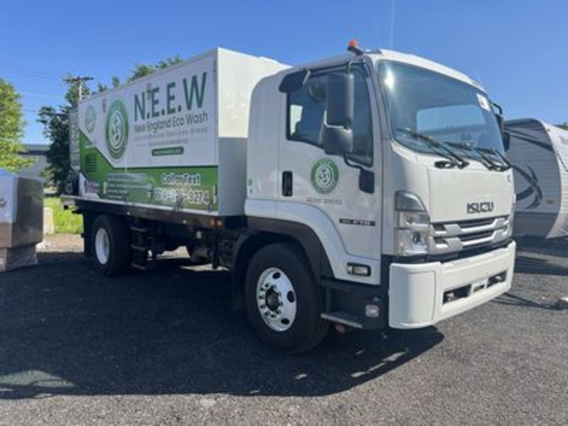 2022 TRASHBIN & DUMPSTER CLEANING TRUCK INCLUDES: 2022 ISUZU FTR 18' FLATBED TRUCK, CUMMINS DIESEL - Image 2 of 3