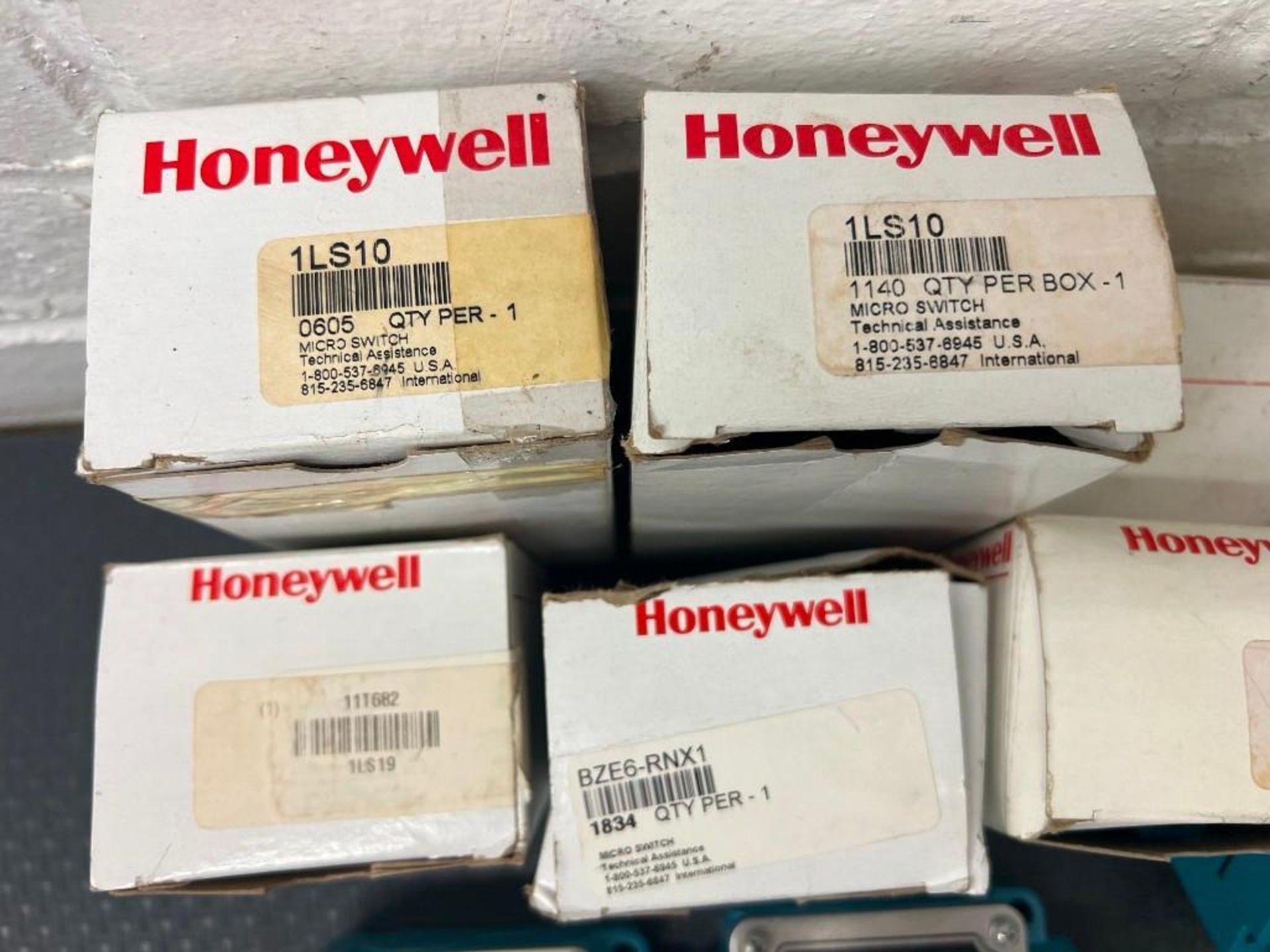 LOT OF NEW HONEYWELL COMPONENTS (SOME NEW IN BOX, SOME NEW WITHOUT BOX) - Image 4 of 6