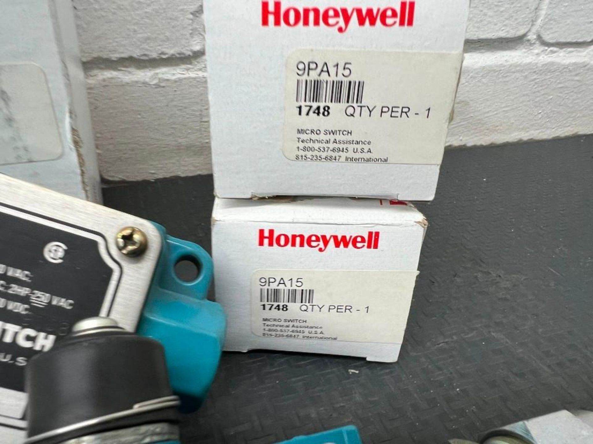 LOT OF NEW HONEYWELL COMPONENTS (SOME NEW IN BOX, SOME NEW WITHOUT BOX) - Image 3 of 6