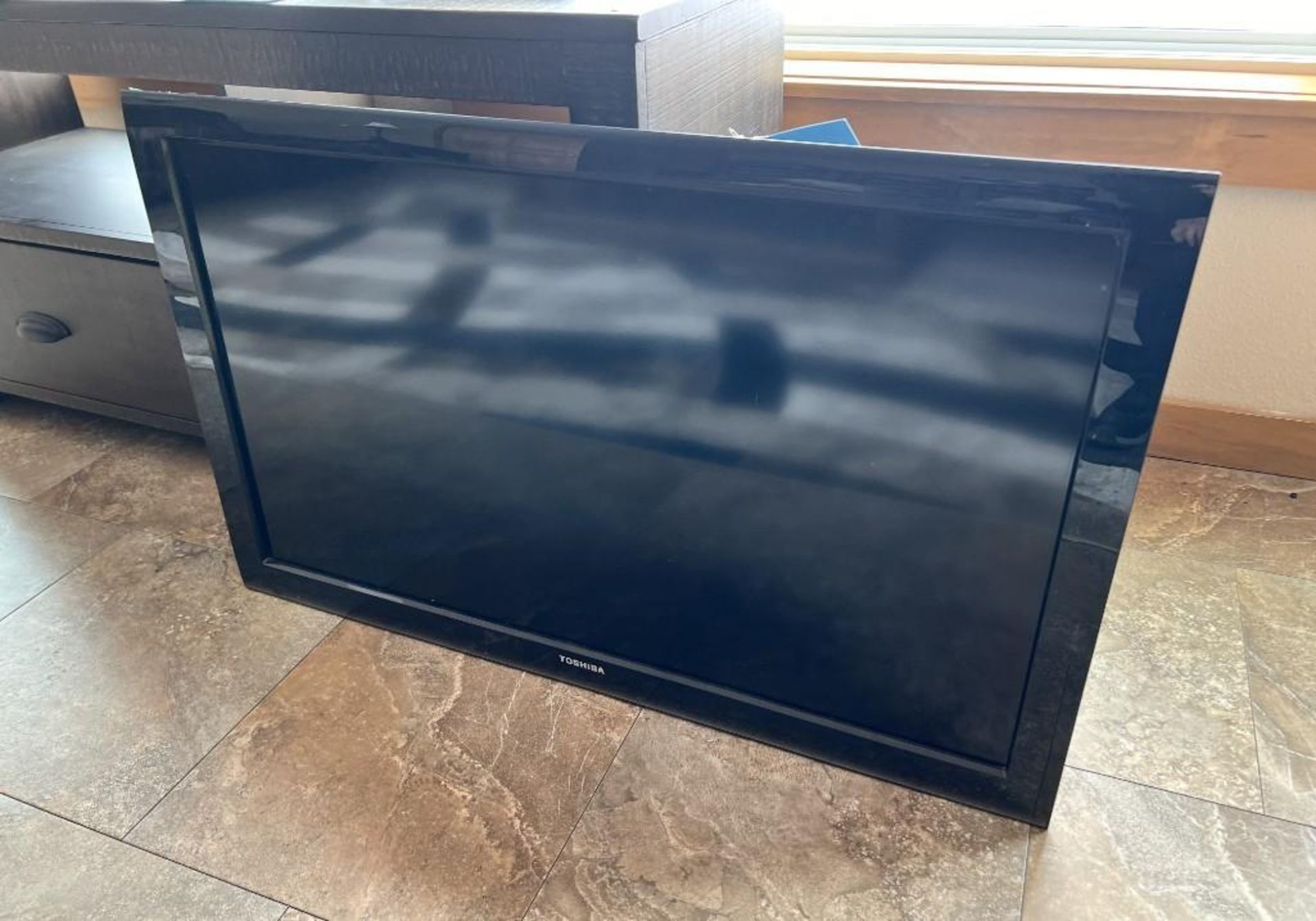 Lot Consisting Of: (1) TV Stand, (1) Toshiba model 40E220U TV, (1) TCL Roku model 32S305 TV. - Image 3 of 7