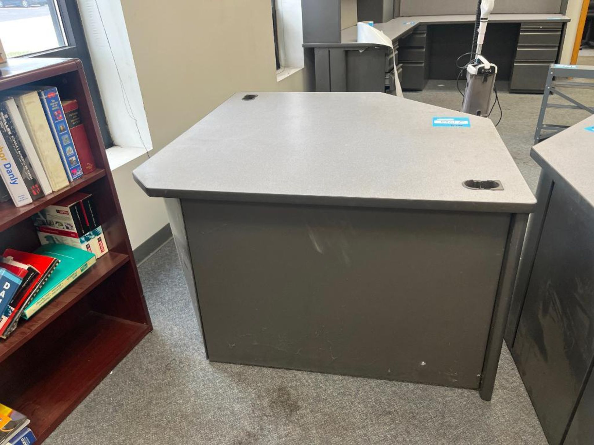 Lot: L-Shaped Desk with Additional Corner Desk & Chair - Image 7 of 7