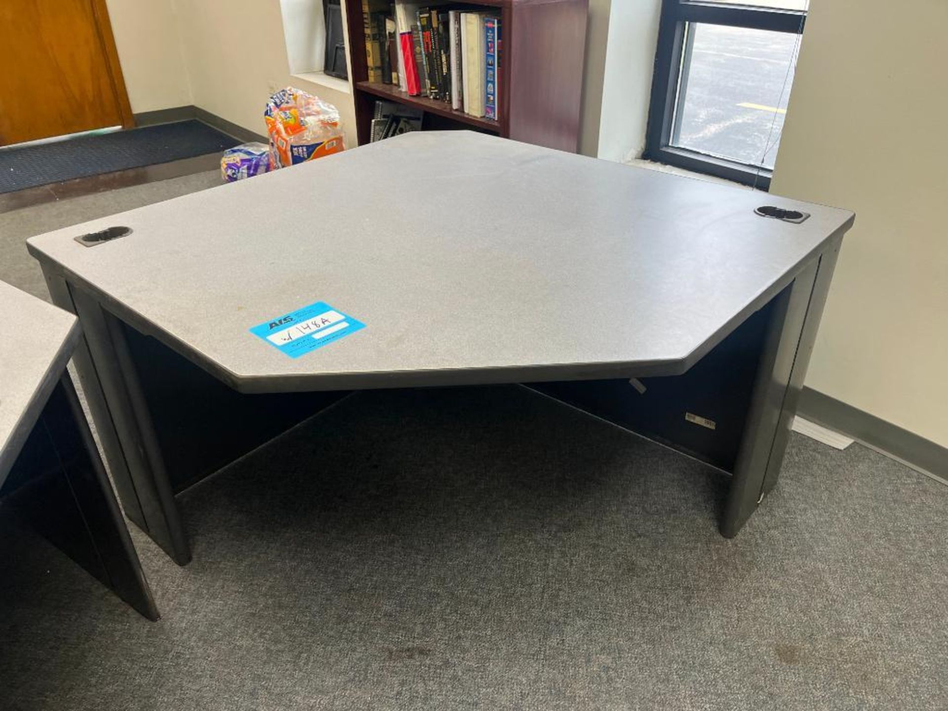 Lot: L-Shaped Desk with Additional Corner Desk & Chair - Image 6 of 7