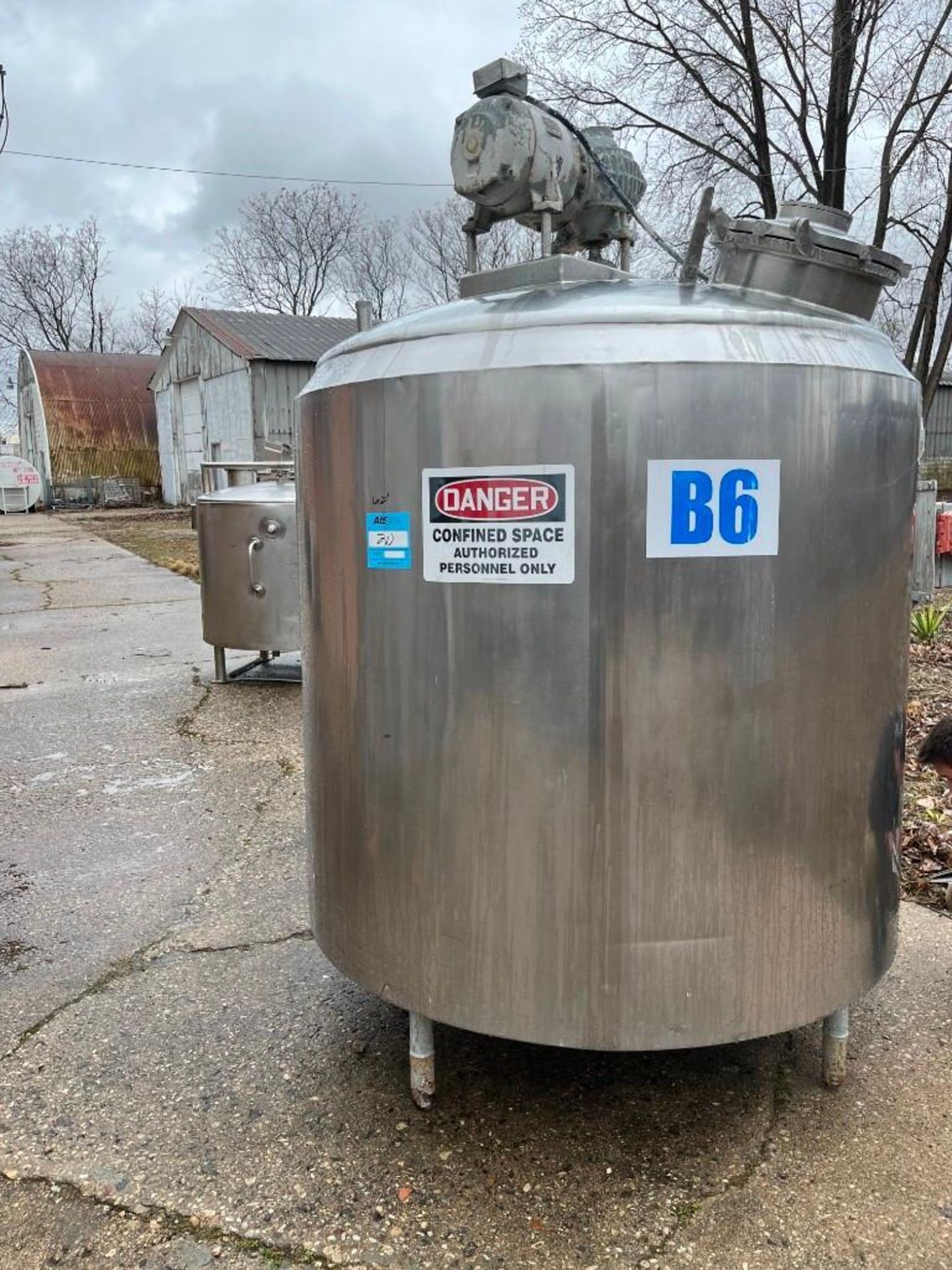 Mojonner Stainless Steel Jacketed Tank, Model 700, S/N: 1882. Has a top-entering agitator, 24" top m - Image 2 of 11