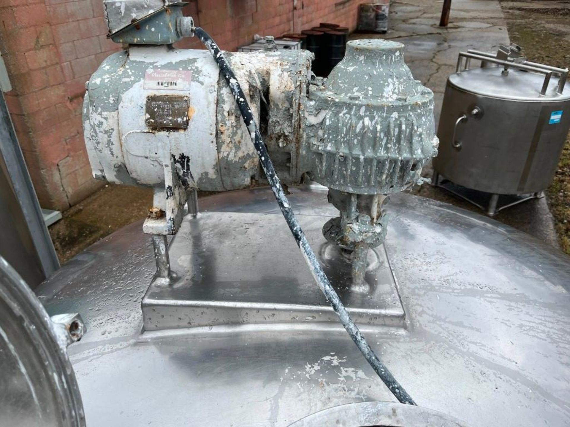 Mojonner Stainless Steel Jacketed Tank, Model 700, S/N: 1882. Has a top-entering agitator, 24" top m - Image 7 of 11