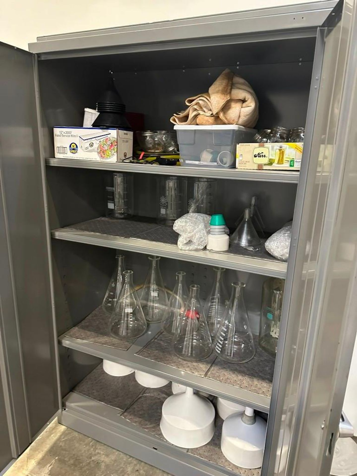Lot: Uline Steel Cabinet with Assorted Glassware and Misc. Contents - Image 3 of 6