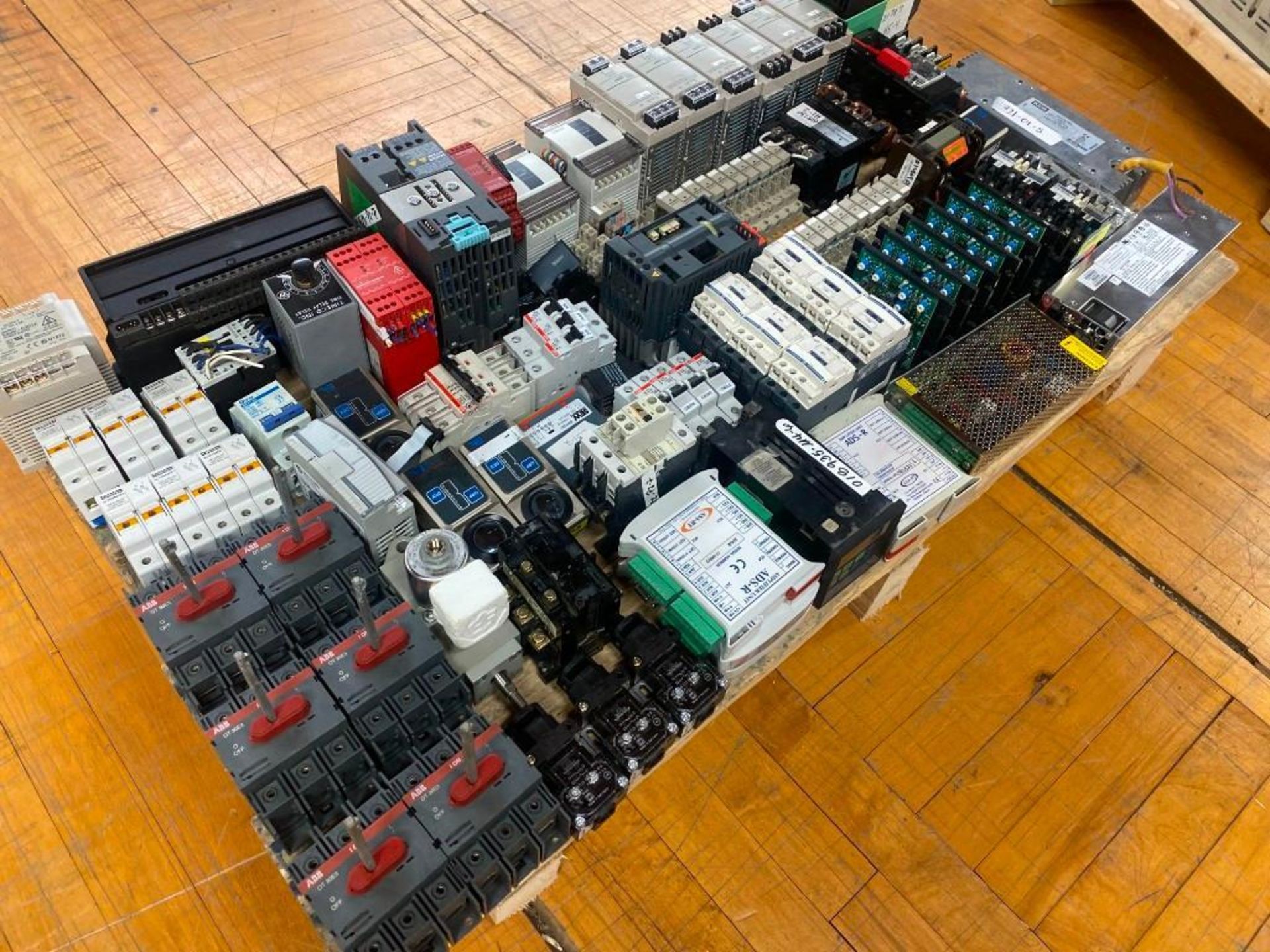 LOT OF MISCELLANEOUS ELECTRICAL COMPONENTS - Image 2 of 5
