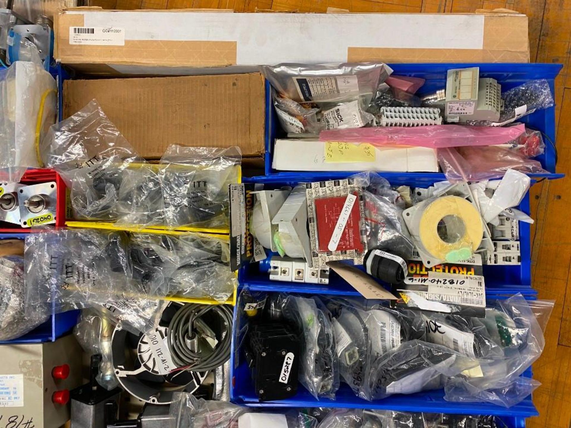 LOT OF MISCELLANEOUS ELECTRICAL COMPONENTS - Image 4 of 6