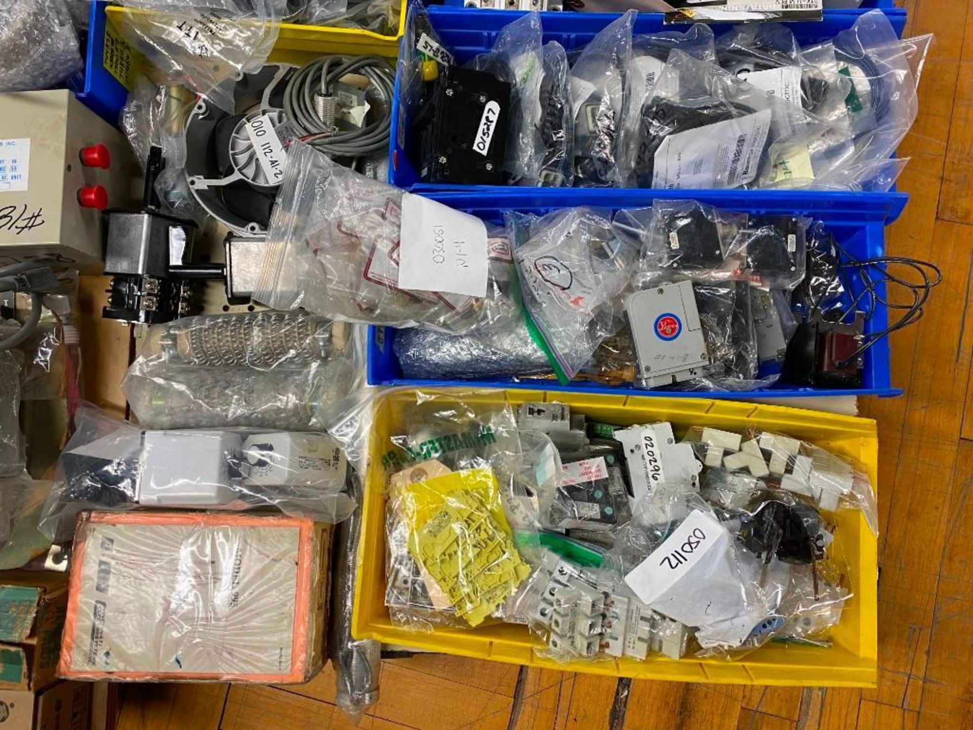 LOT OF MISCELLANEOUS ELECTRICAL COMPONENTS - Image 3 of 6