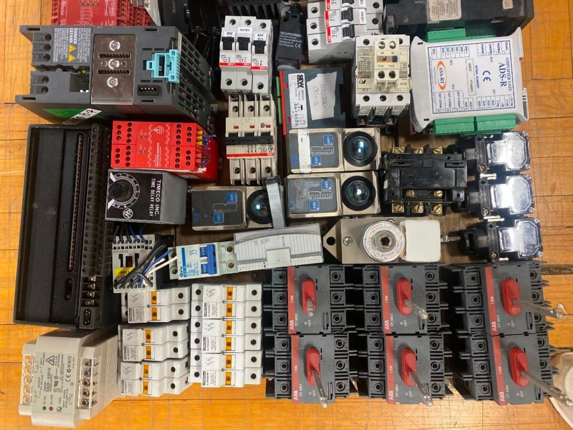 LOT OF MISCELLANEOUS ELECTRICAL COMPONENTS - Image 3 of 5