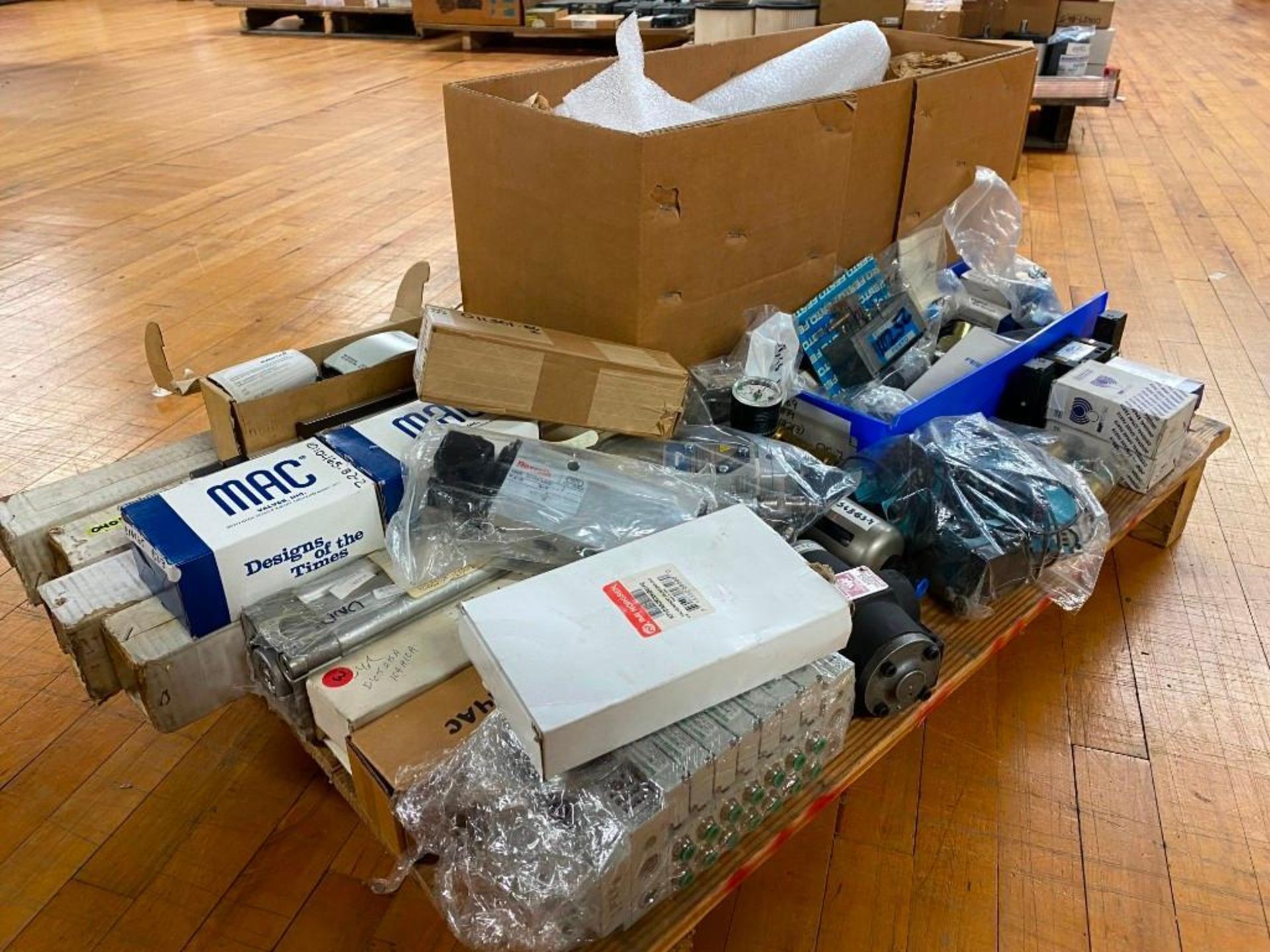 MOSTLY NEW MISC. CYLINDERS/ACTUATORS/VALVES - Image 2 of 5
