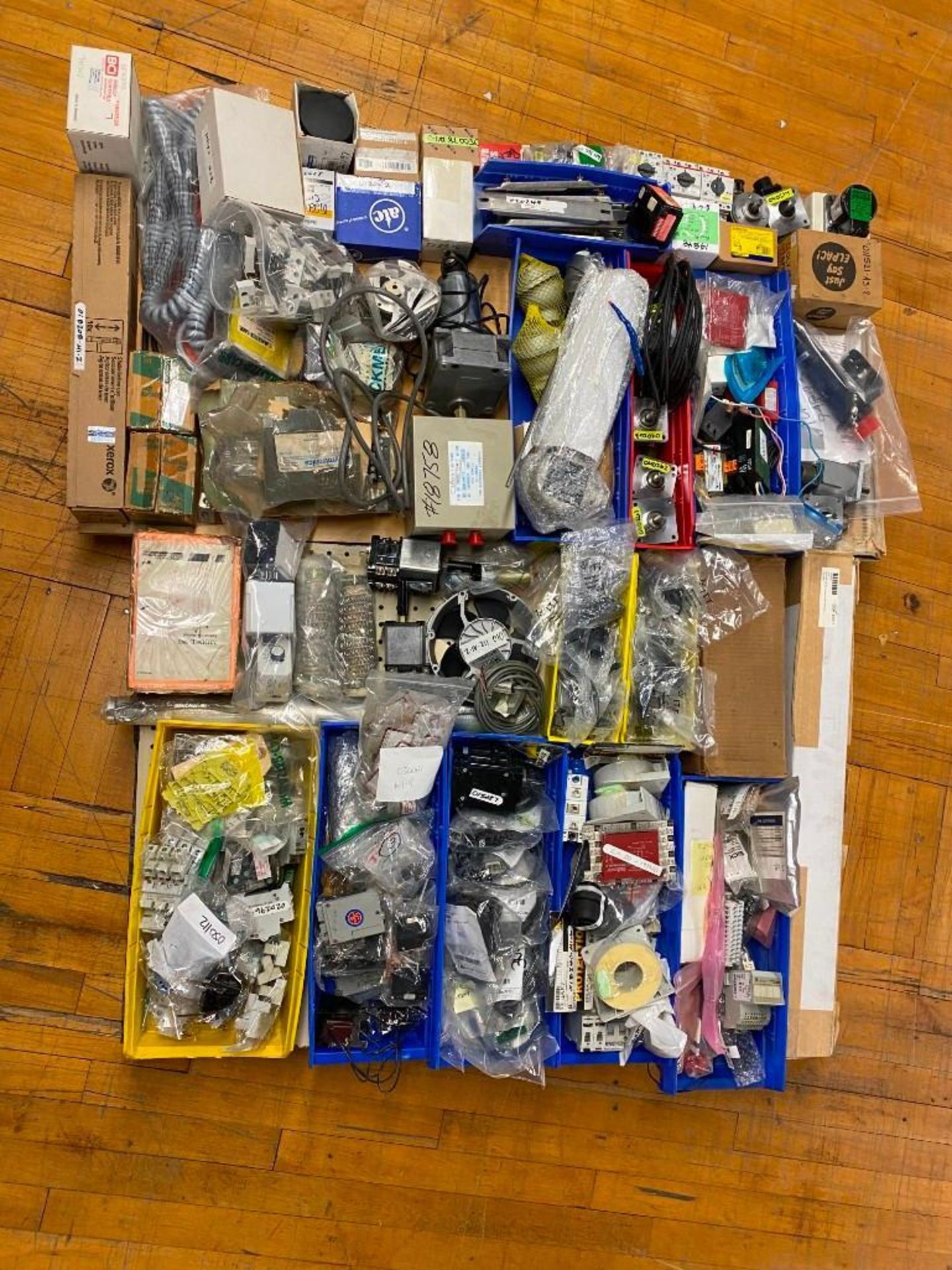 LOT OF MISCELLANEOUS ELECTRICAL COMPONENTS