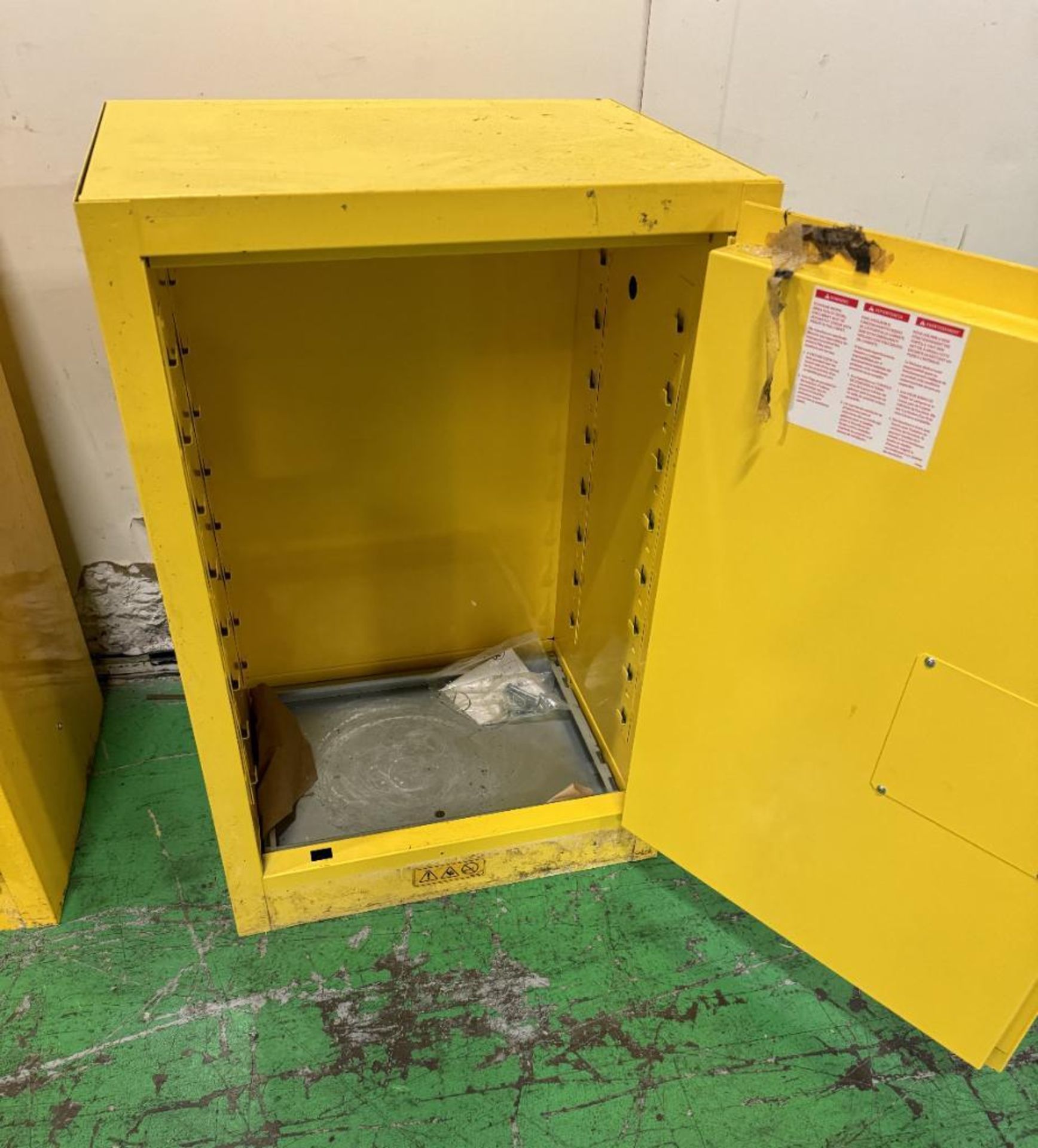 Lot Of (3) Flammable Cabinets. With (2) Justrite Sure-Grip EX 12 Gallon Capacity Flammable Storage C - Bild 3 aus 10