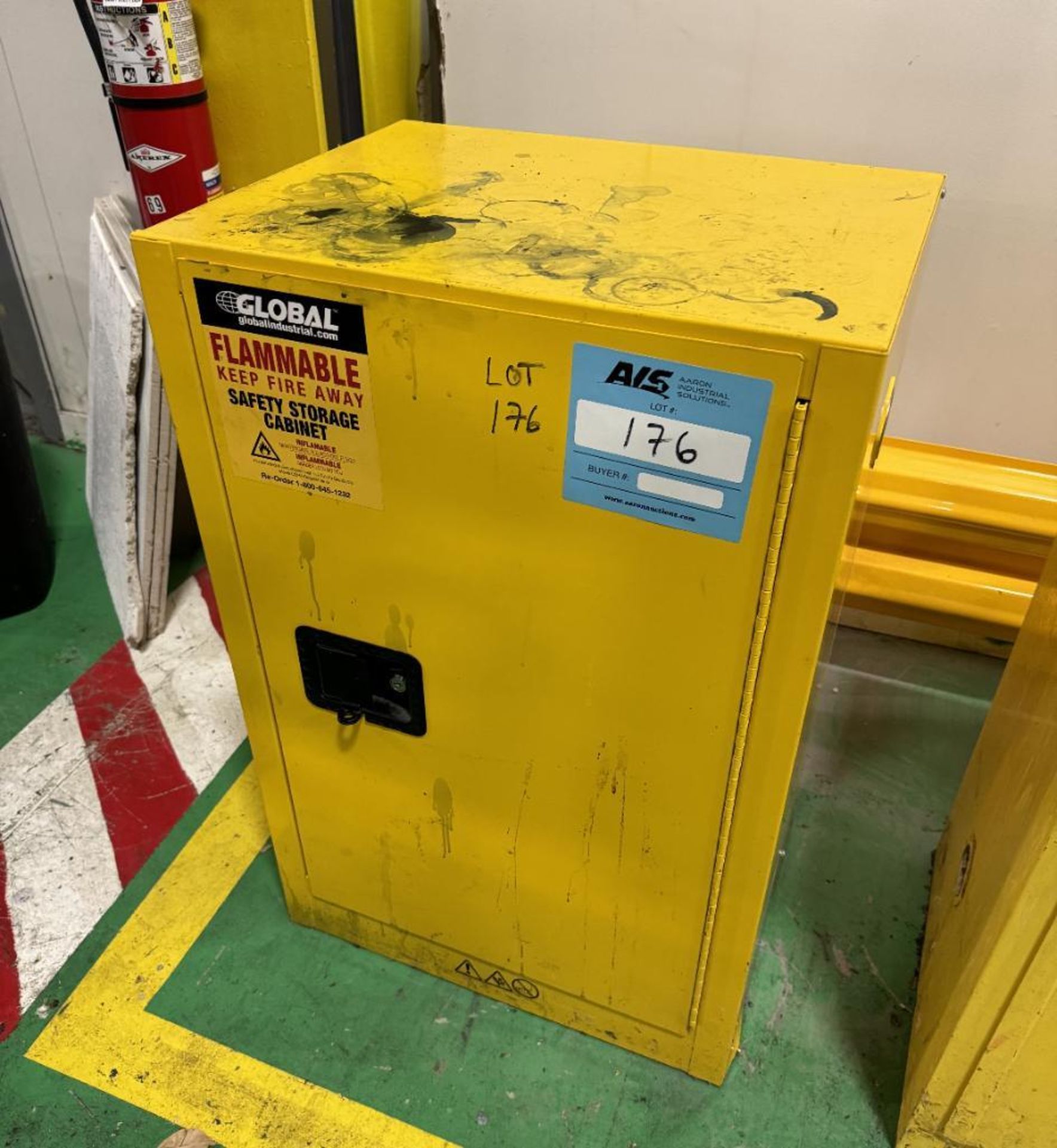 Lot Of (2) Flammable Cabinets. With (1) Global Industrial 12 Gallon Capacity Flammable Storage Cabin - Bild 2 aus 7