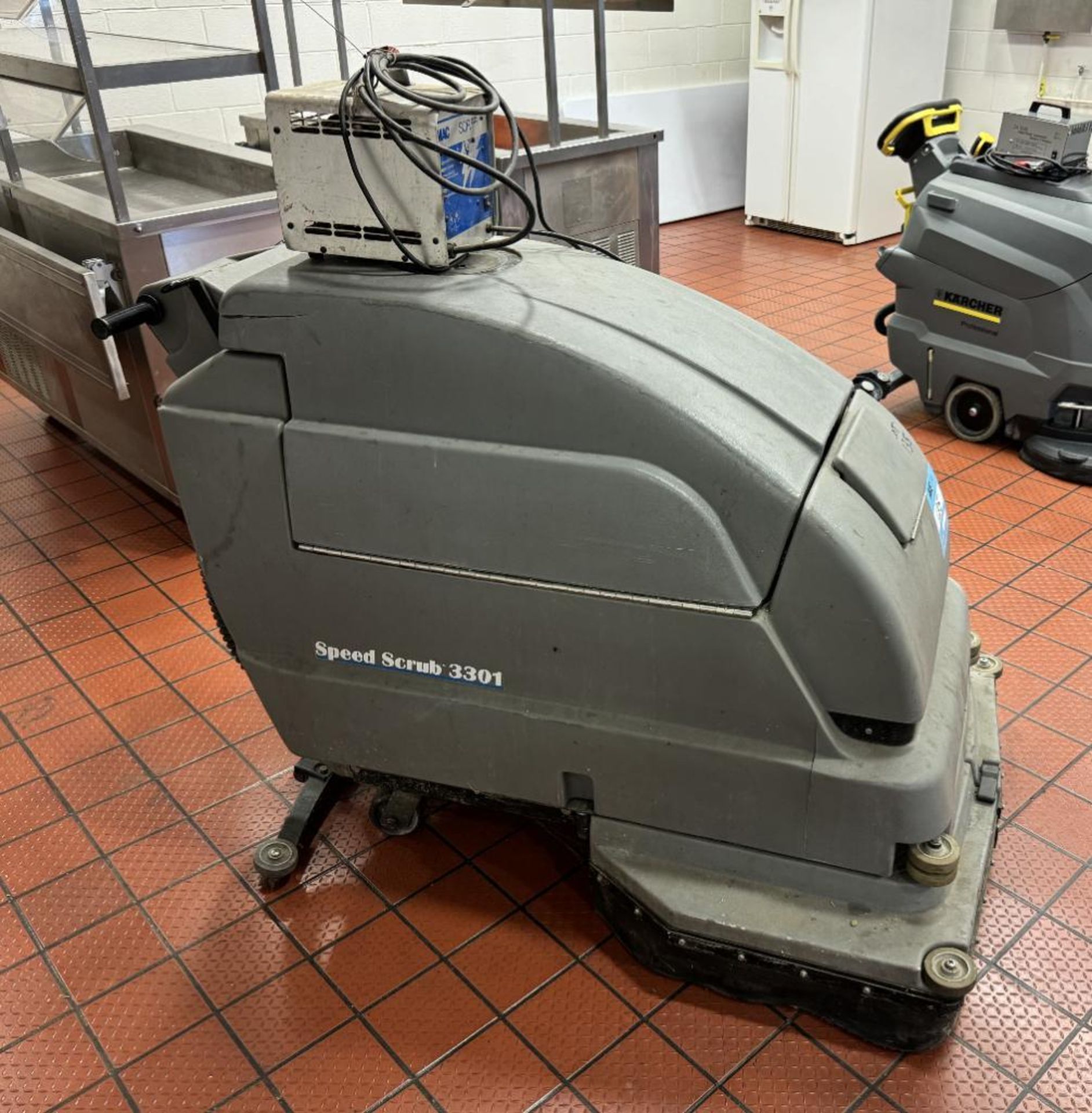 Nobles Speed Scrub 3301 Electric Floor Scrubber. With charger.**REPORTED TO NOT HOLD A CHARGE** - Image 3 of 9