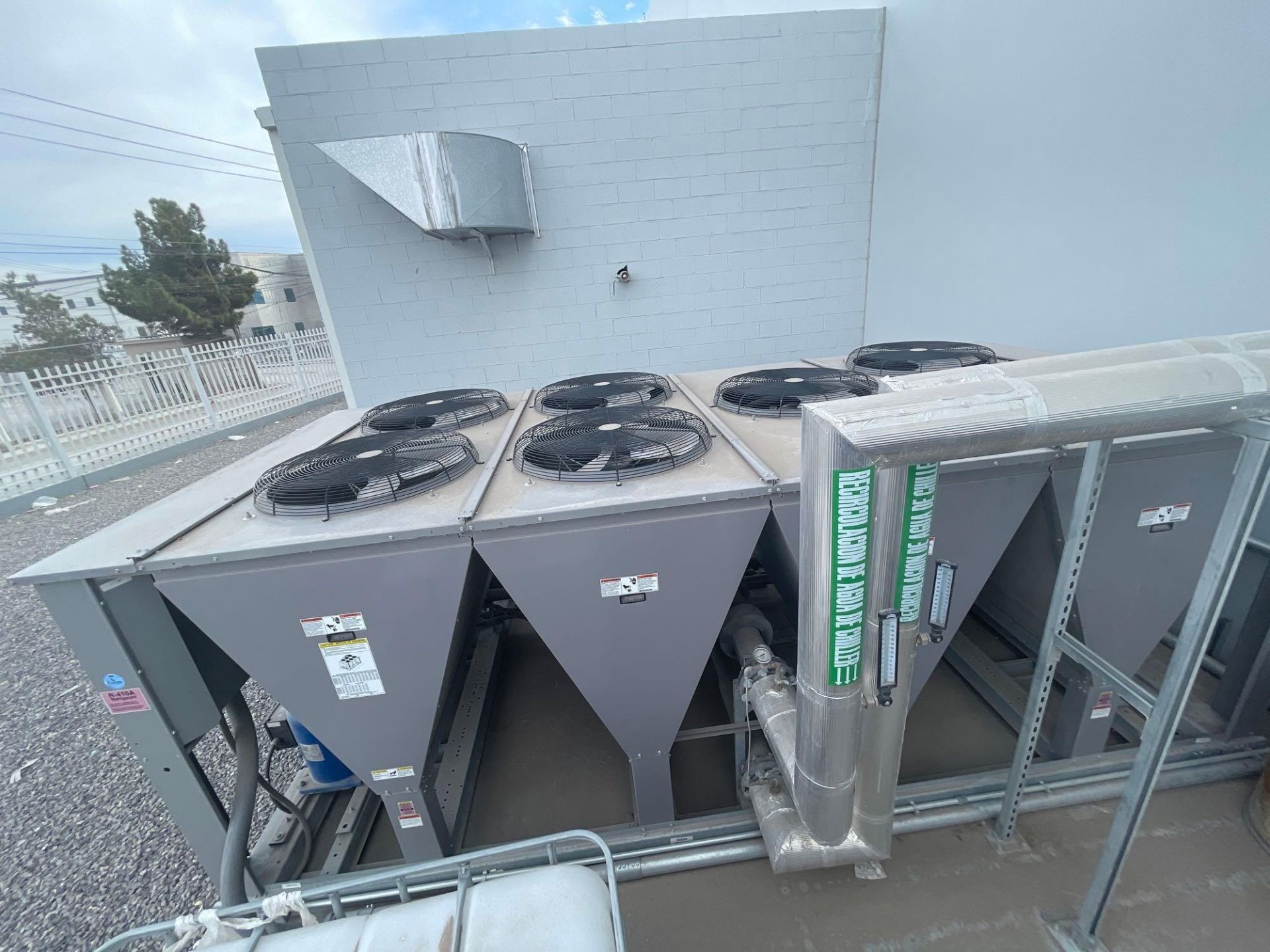 (2021) Carrier 100 Ton Outdoor Chiller - Image 6 of 6