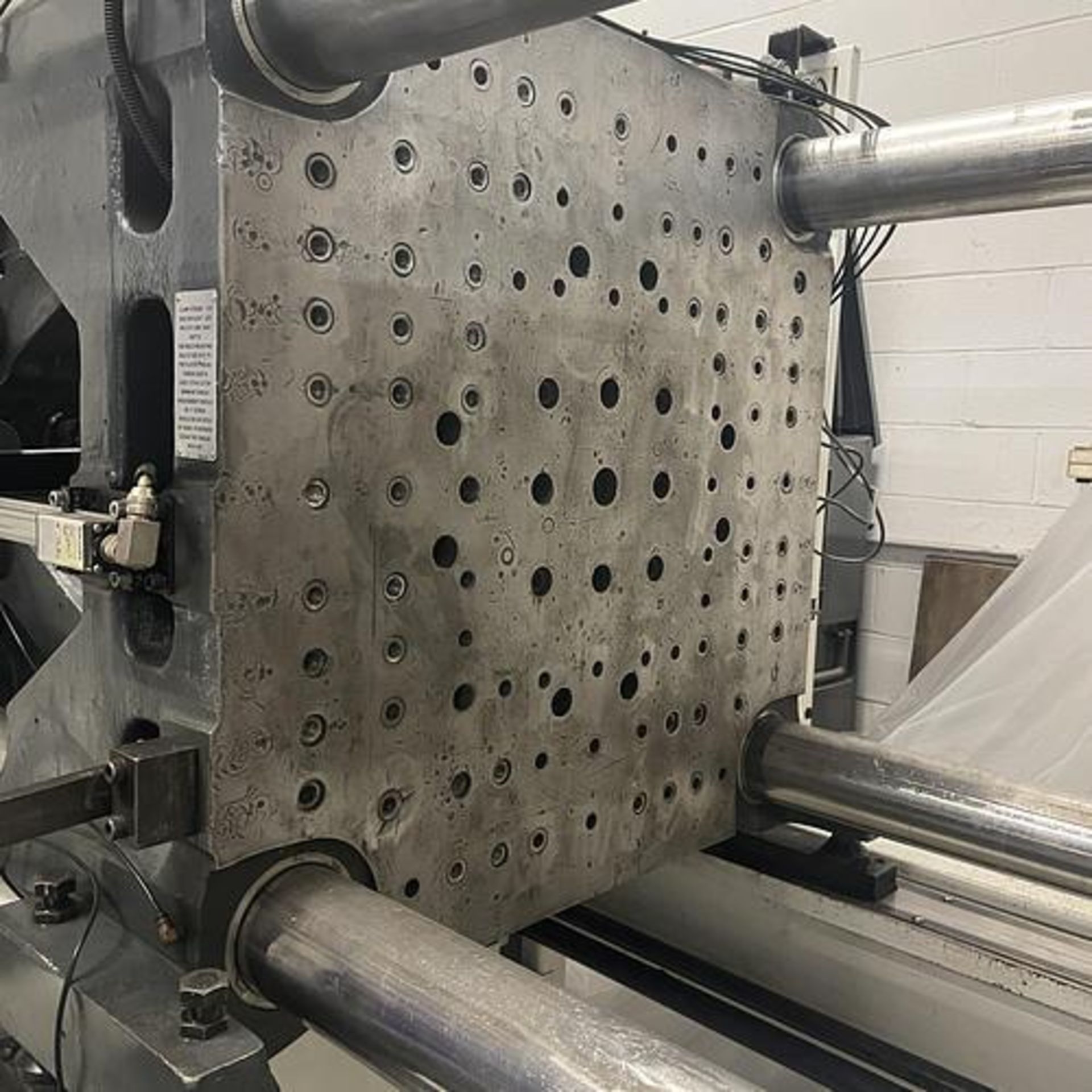 225 Ton, 36.1 oz. Cincinnati Milacron Injection Molding Machine - Bild 9 aus 14