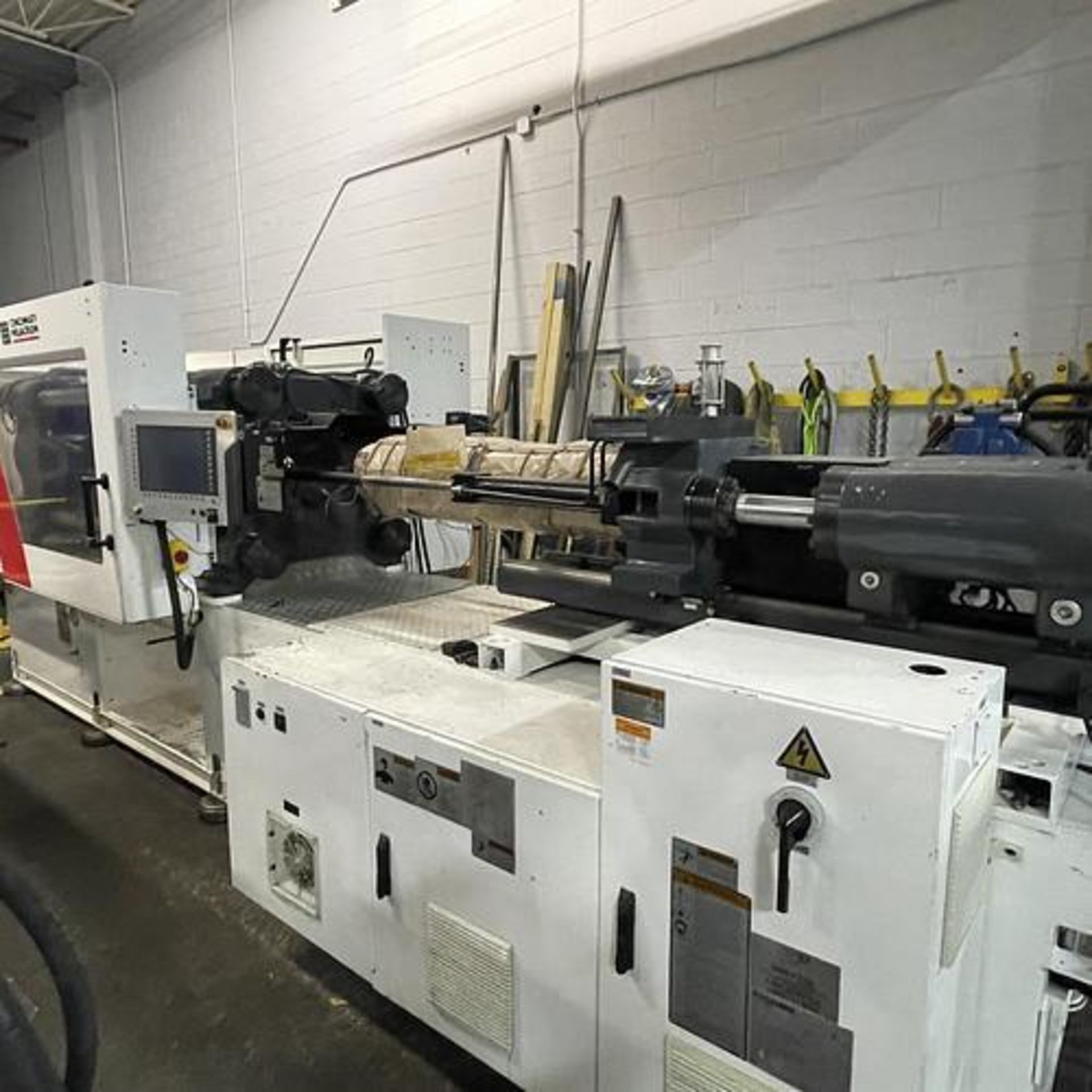 225 Ton, 36.1 oz. Cincinnati Milacron Injection Molding Machine - Image 4 of 14