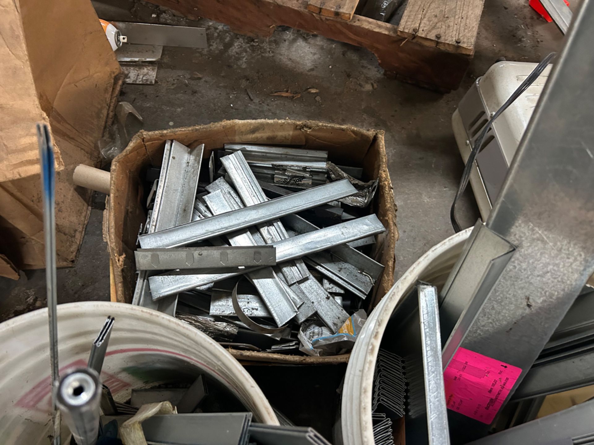 A Group of Ass't Galvanized Steel Brackets and Extrusions - Bild 4 aus 10