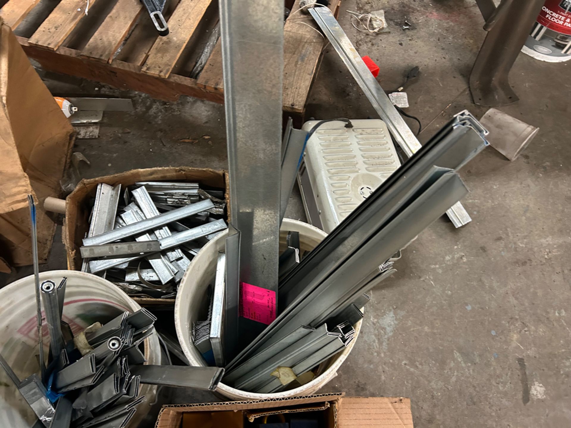 A Group of Ass't Galvanized Steel Brackets and Extrusions - Bild 5 aus 10