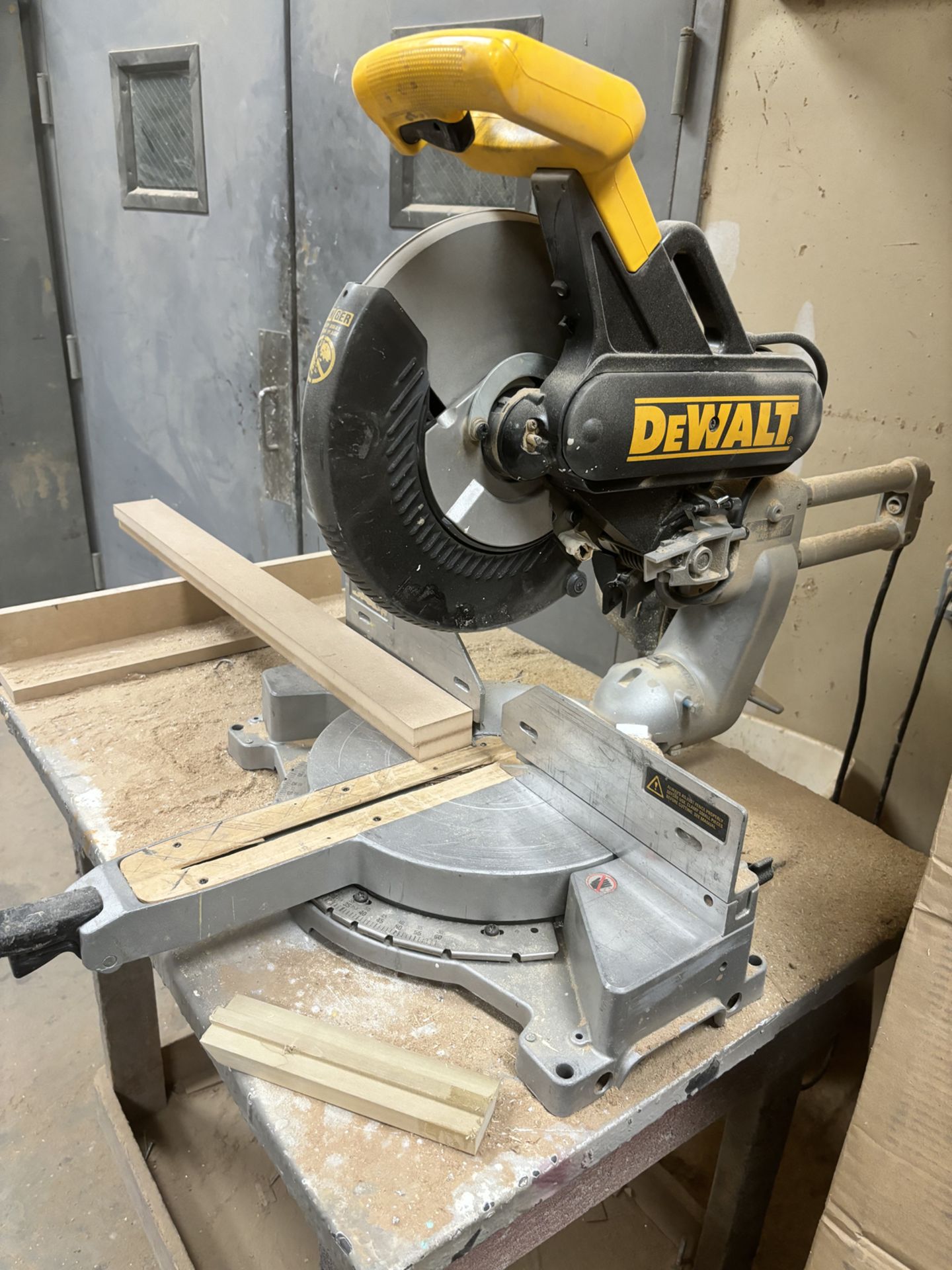 DeWalt 12" Compound Mitre Saw - Image 4 of 4