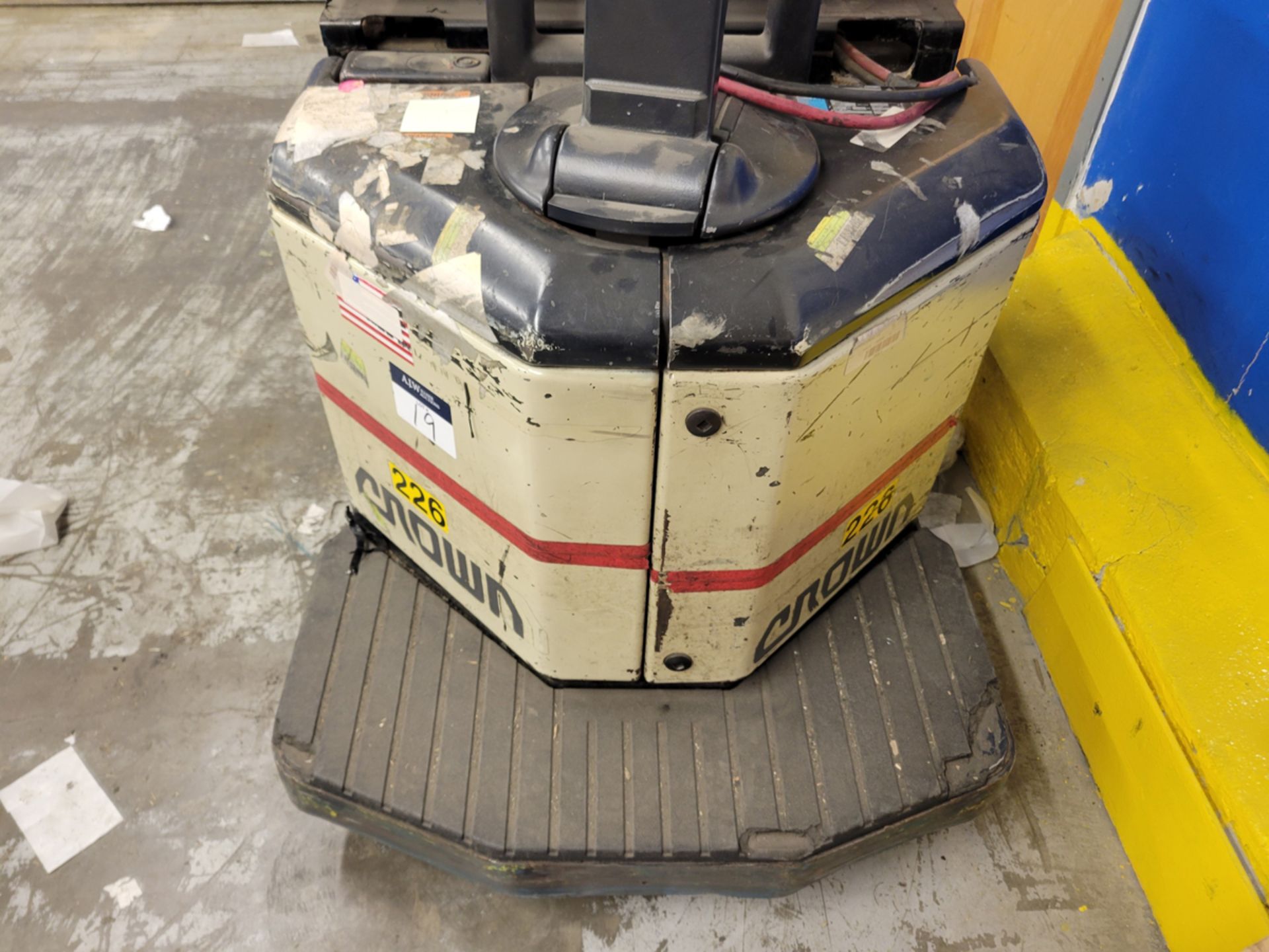 Crown PE3520-60 6,000lbs Electric 24V Rider Pallet Jack w/ Charger - Image 3 of 10