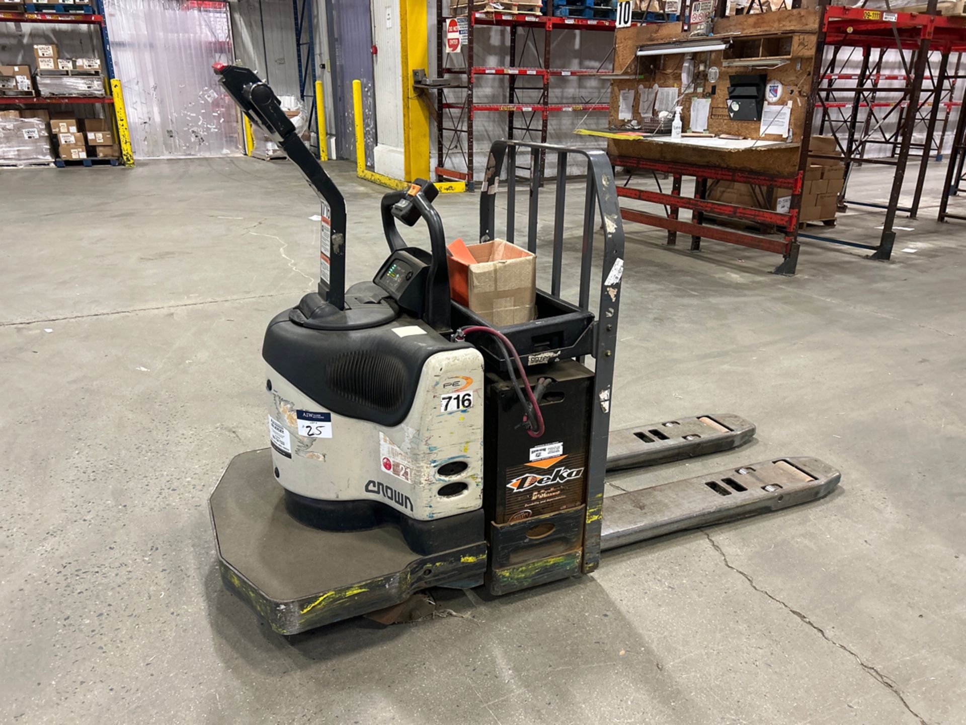 Crown PE4500-60 6,000lbs Electric 24V Rider Pallet Jack - Image 4 of 9
