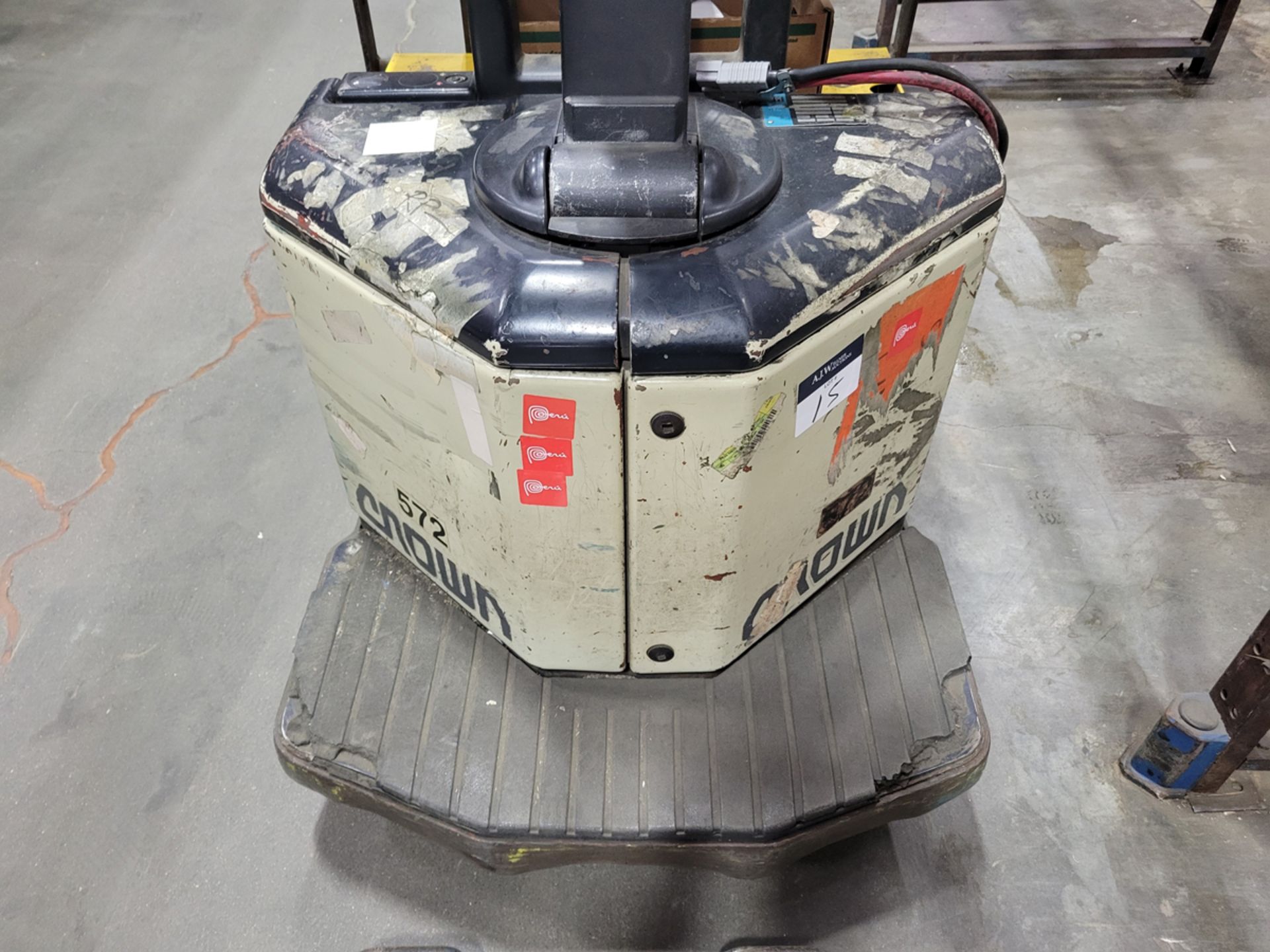 Crown PE3540-60 6,000lbs Electric 24V Rider Pallet Jack w/ Charger - Image 4 of 11