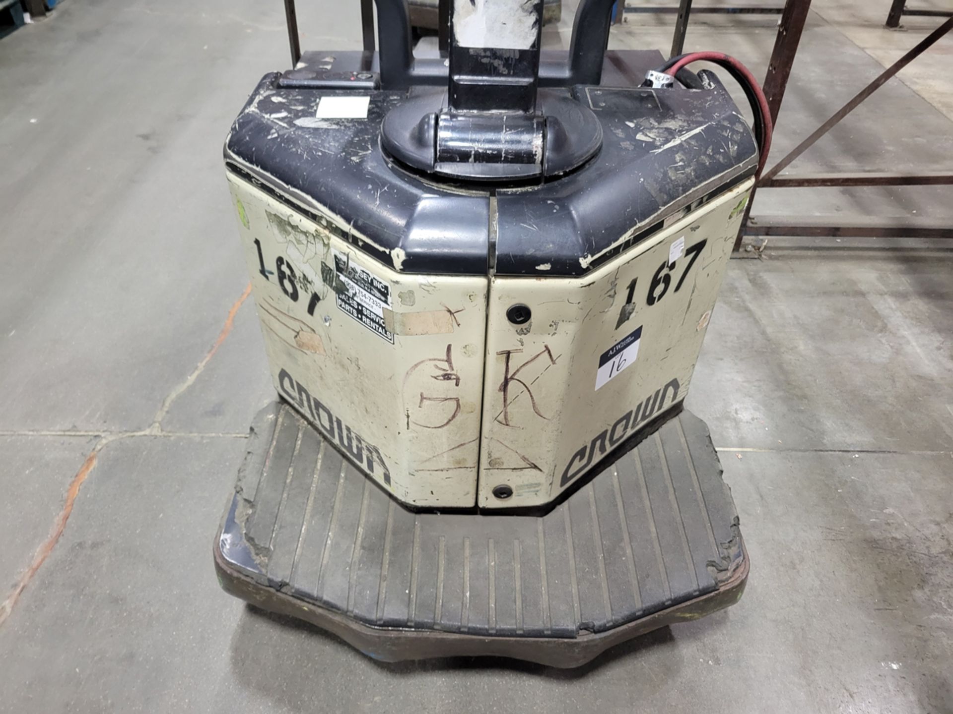 Crown PE3540-60 6,000lbs Electric 24V Rider Pallet Jack w/ Charger - Image 4 of 10