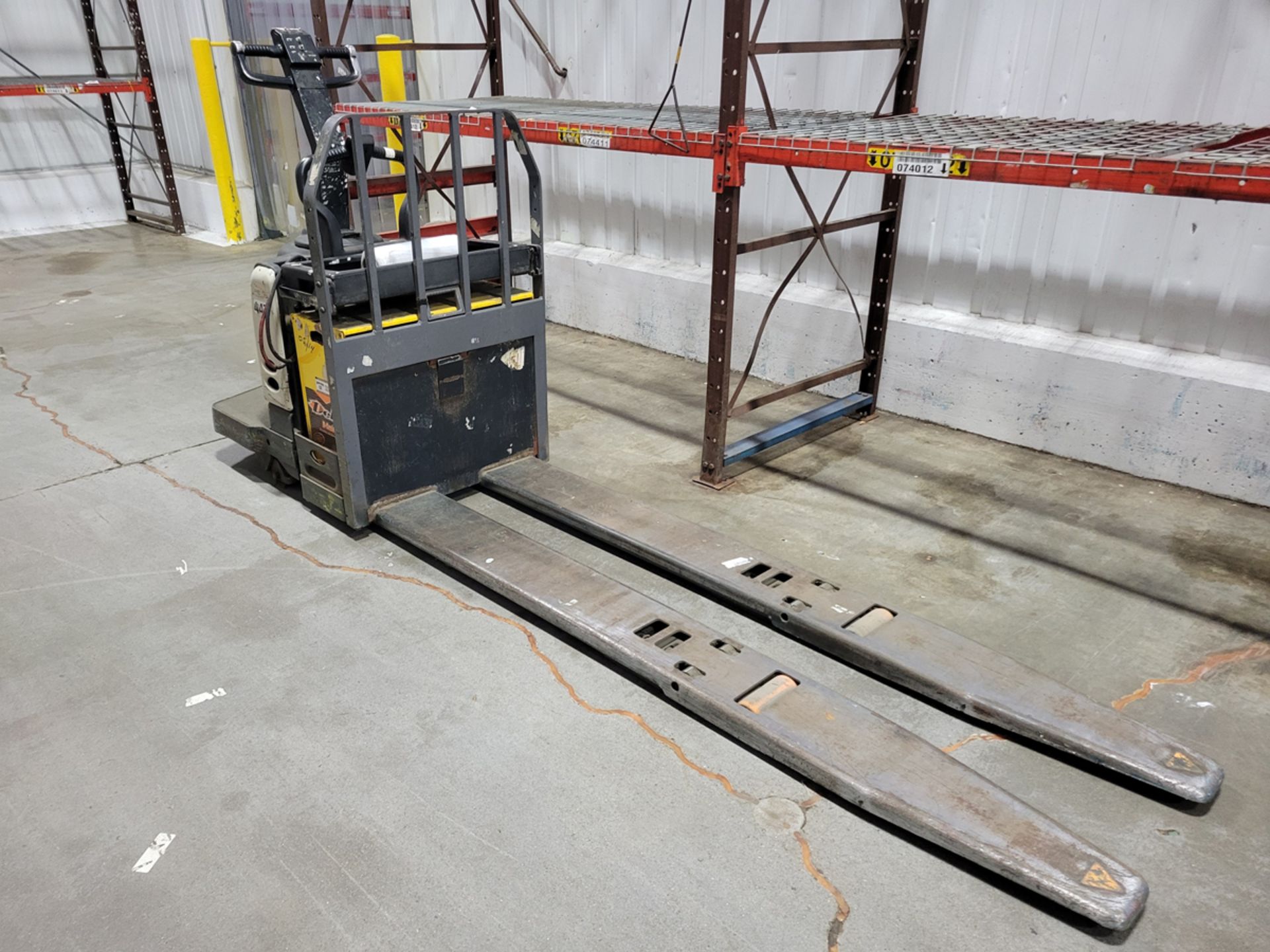 Crown PE4000-60 6,000lbs Electric 24V Rider Pallet Jack - Image 2 of 8