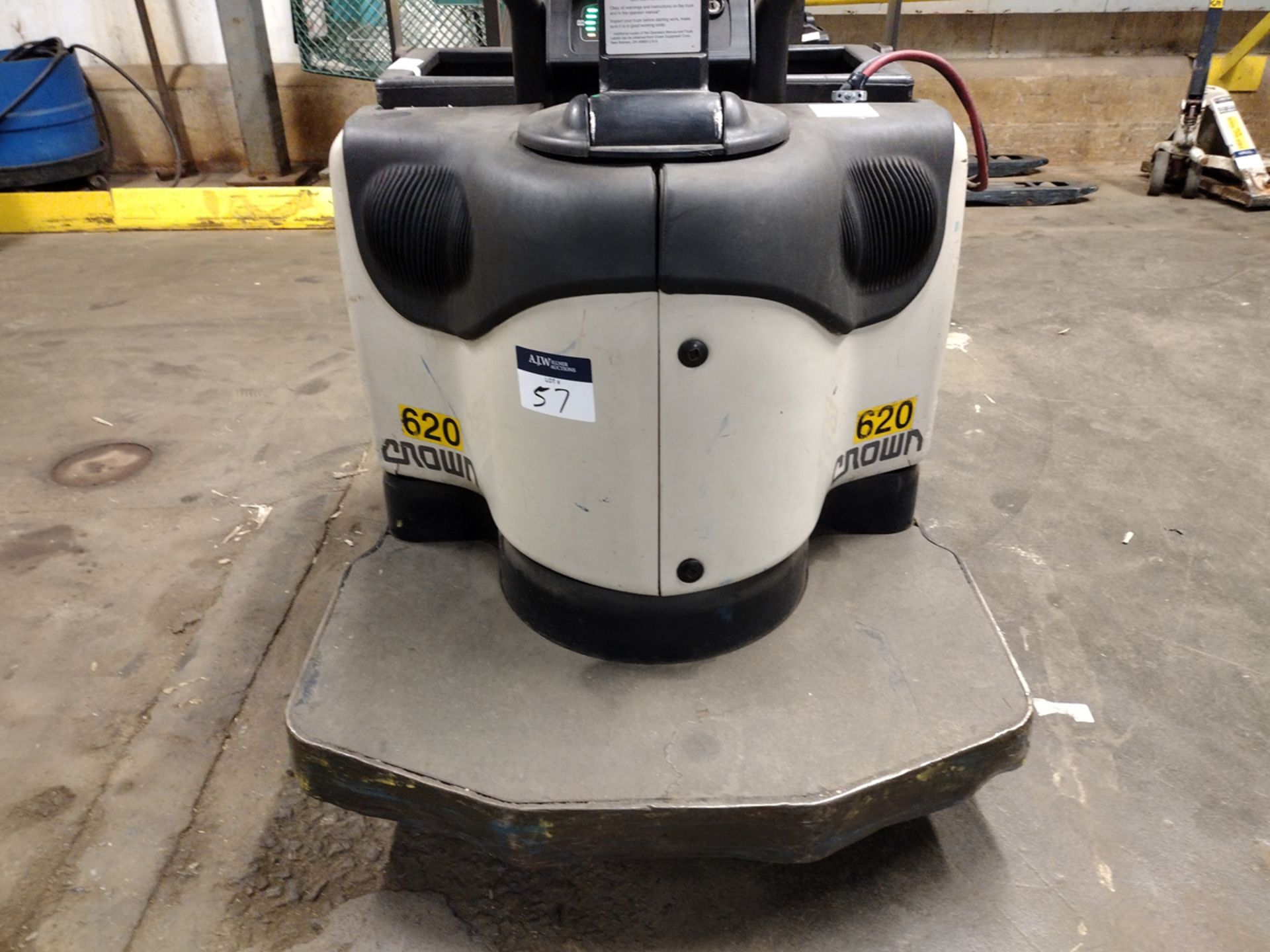 Crown PE4500-60 6,000lbs Electric 24V Rider Pallet Jack With Charger - Image 5 of 11