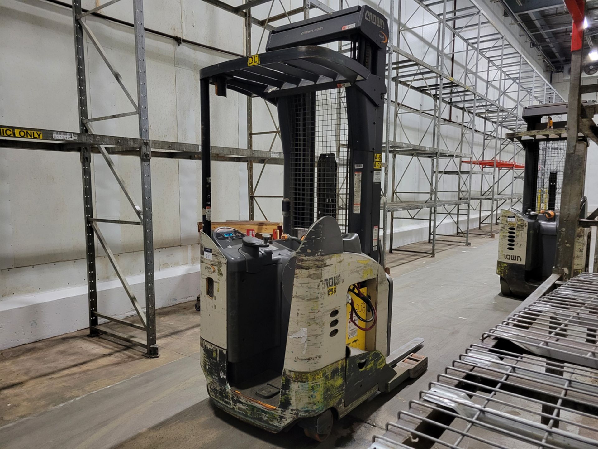 Crown RR5725-35 3,500lbs Electric 36V Reach Truck - Image 3 of 11