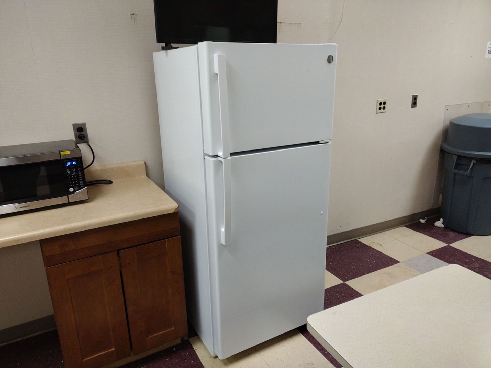 {Each} Top Freezer Refrigerator - Image 2 of 6
