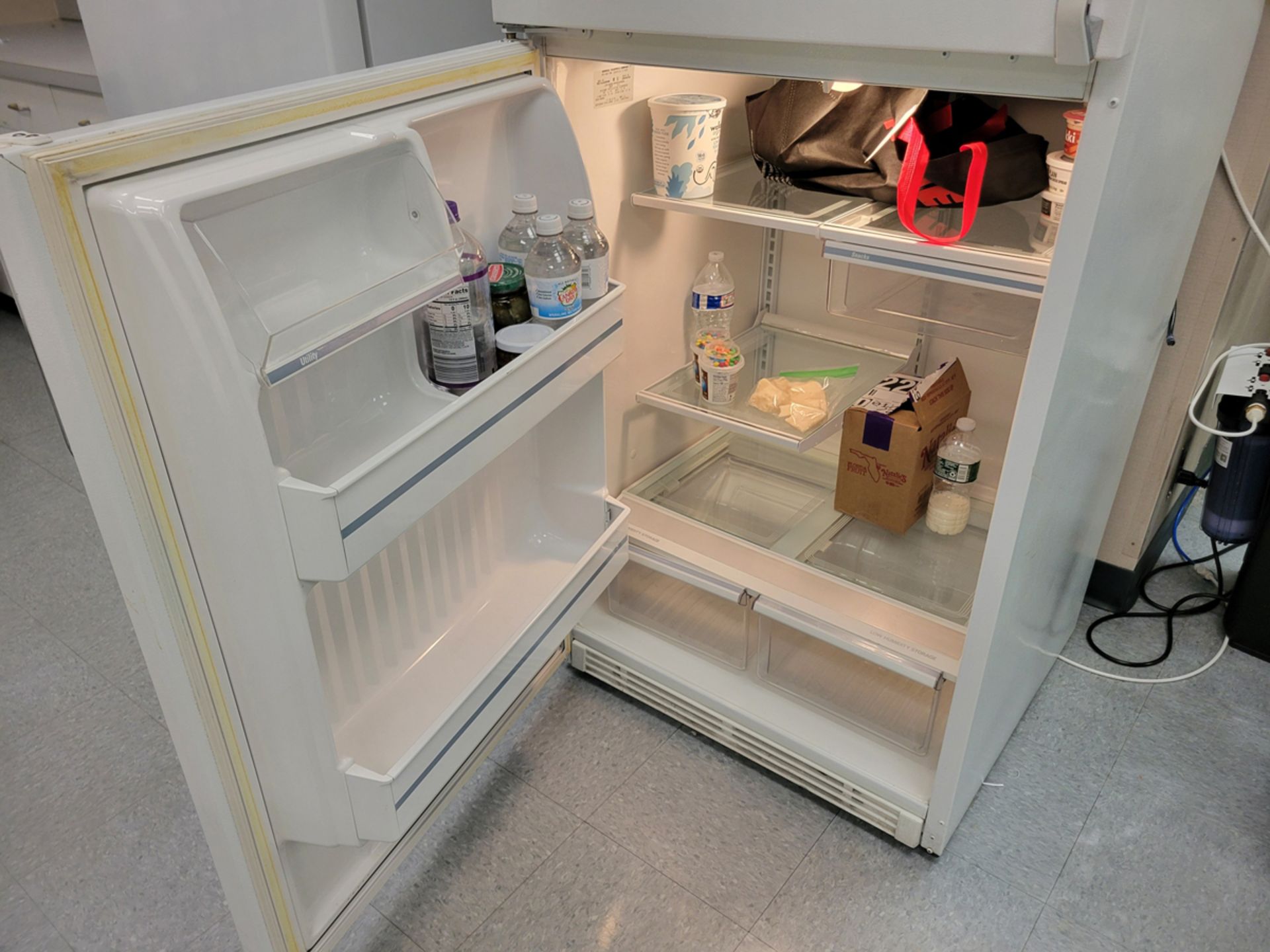 GE 18 cu. ft. Top Freezer Refrigerator - Image 3 of 5