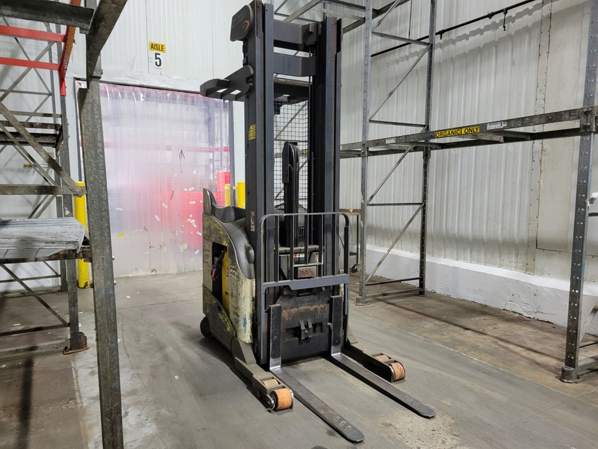 Crown RR5220-35 3,500lbs Electric 36V Reach Truck w/ Charger - Image 4 of 14