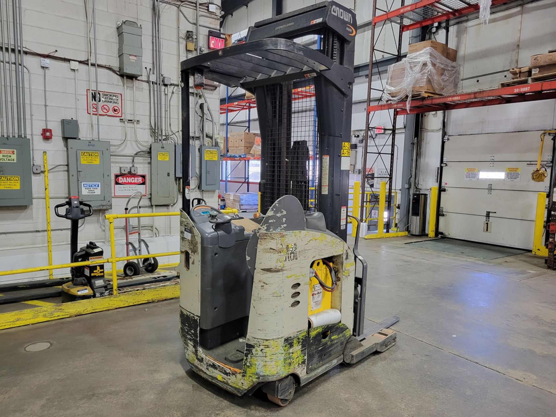 Crown RR5725-35 3,500lbs Electric 36V Reach Truck w/ Charger - Image 4 of 13