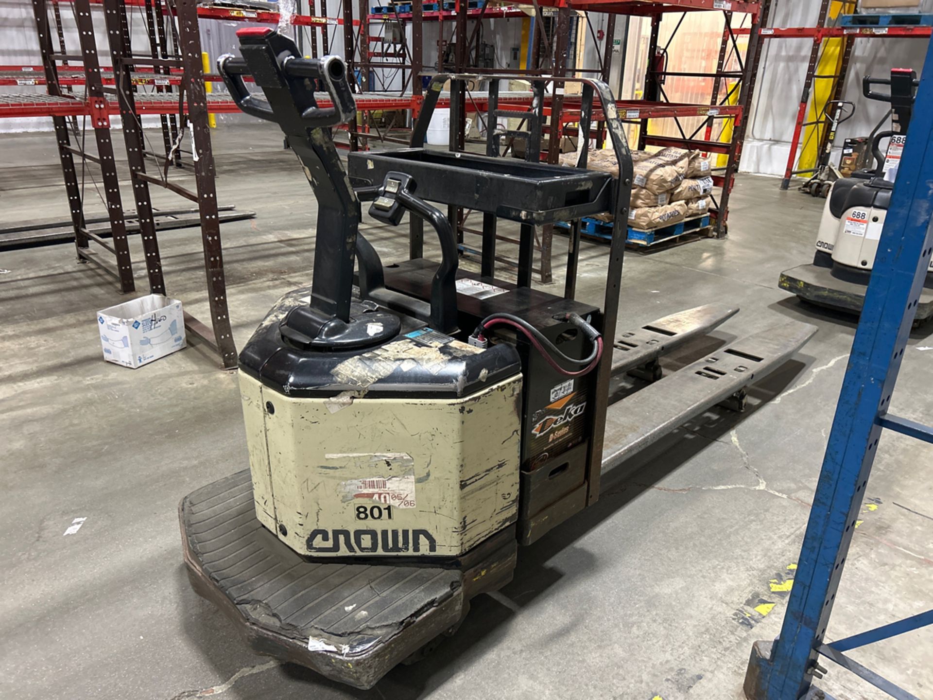 Crown PE3520-60 6,000lbs Electric 24V Rider Pallet Jack w/ Charger - Image 3 of 12