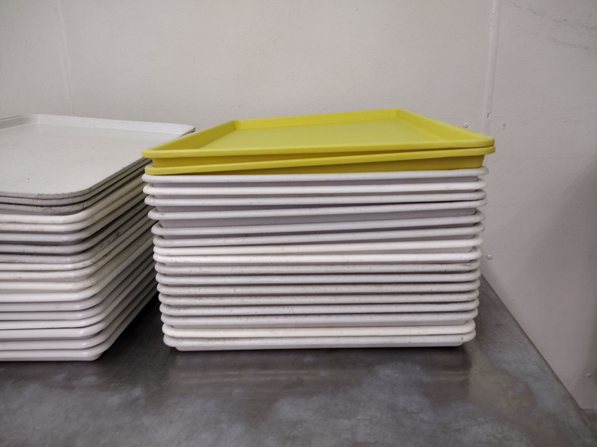 {Each} Ass't Poly Baking Trays - Image 4 of 4