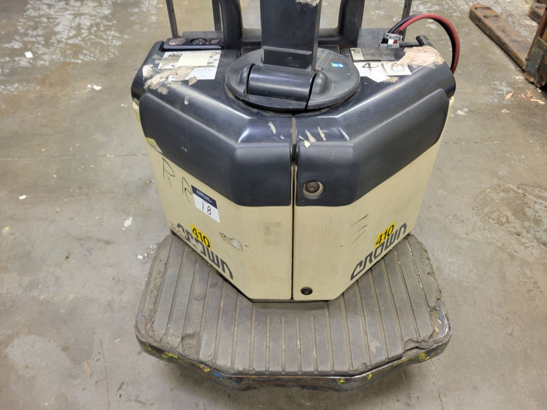 Crown PE3540-80 8,000lbs Electric 24V Rider Pallet Jack w/ Charger - Image 5 of 10
