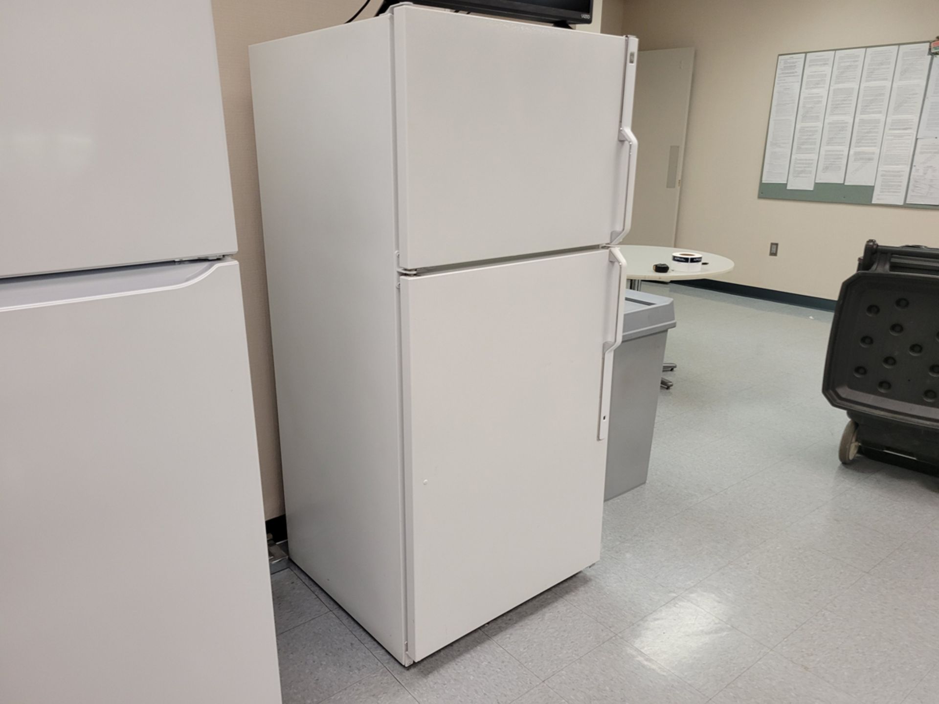 GE 18 cu. ft. Top Freezer Refrigerator - Image 2 of 5