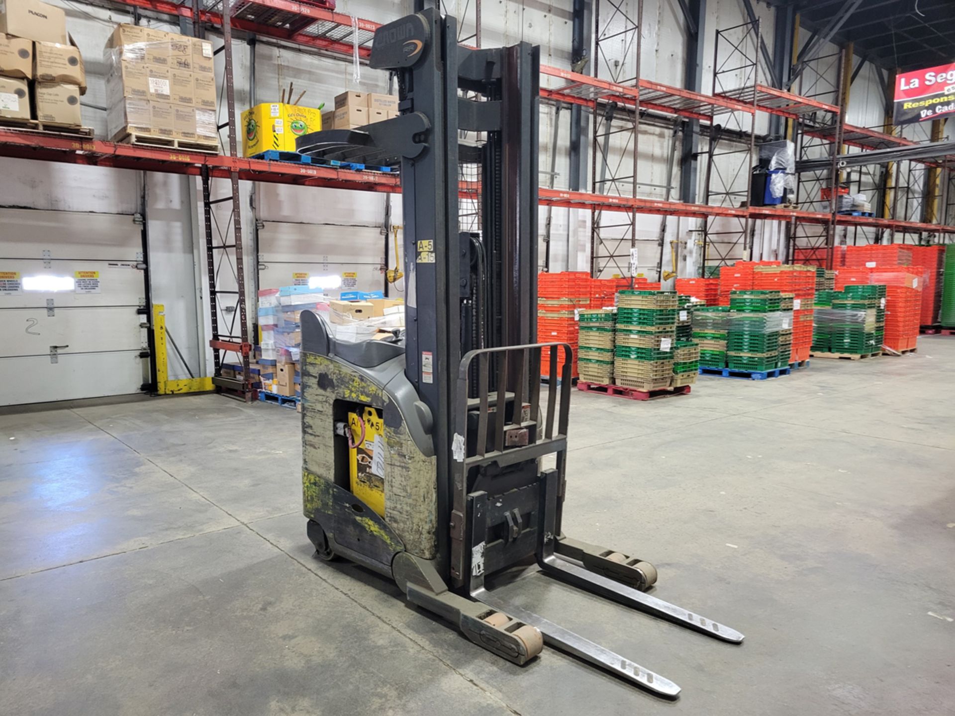 Crown RR5220-35 3,500lbs Electric 36V Reach Truck w/ Charger - Image 4 of 12