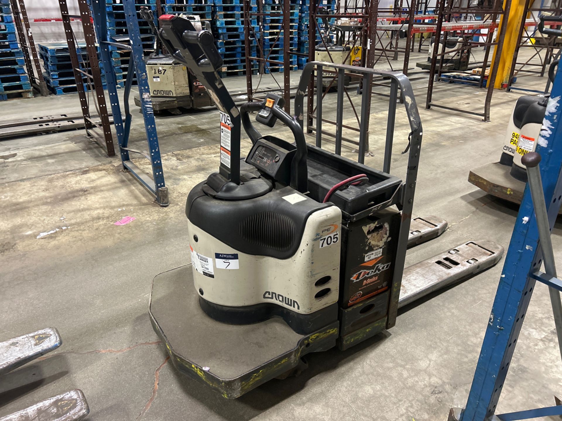 Crown PE4500-60 6,000lbs Electric 24V Rider Pallet Jack w/ Charger - Image 3 of 14