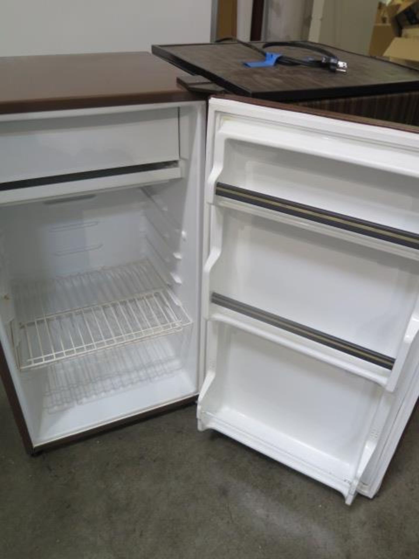 GE and Sanyo Refrigerators (2) (SOLD AS-IS - NO WARRANTY) - Bild 2 aus 3