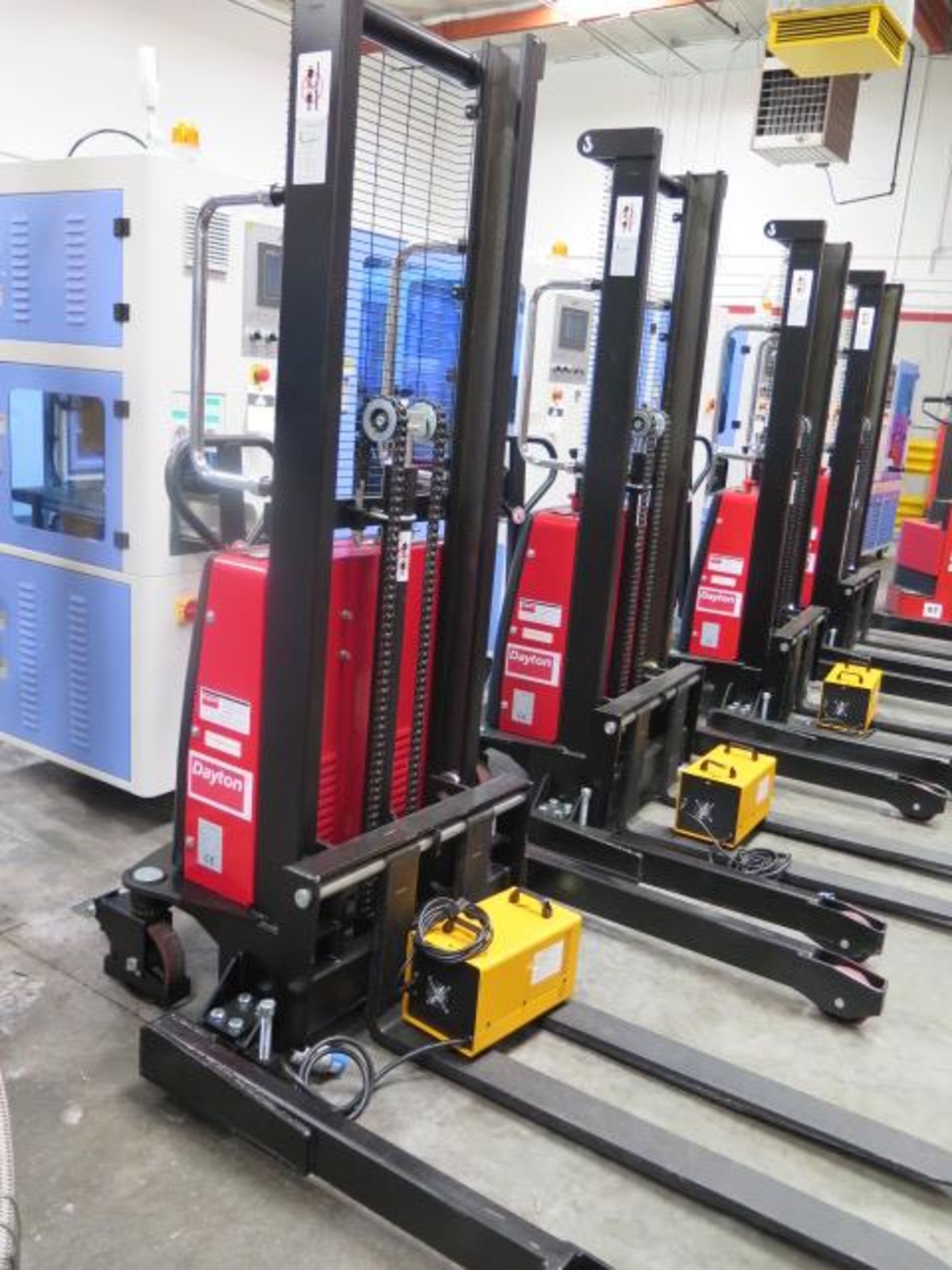Dayton 5RRZ4 2200 Lb Cap Electric Pallet Mover s/n J18098030-4.4/030 w/ Charger SOLD AS-IS - Image 2 of 12