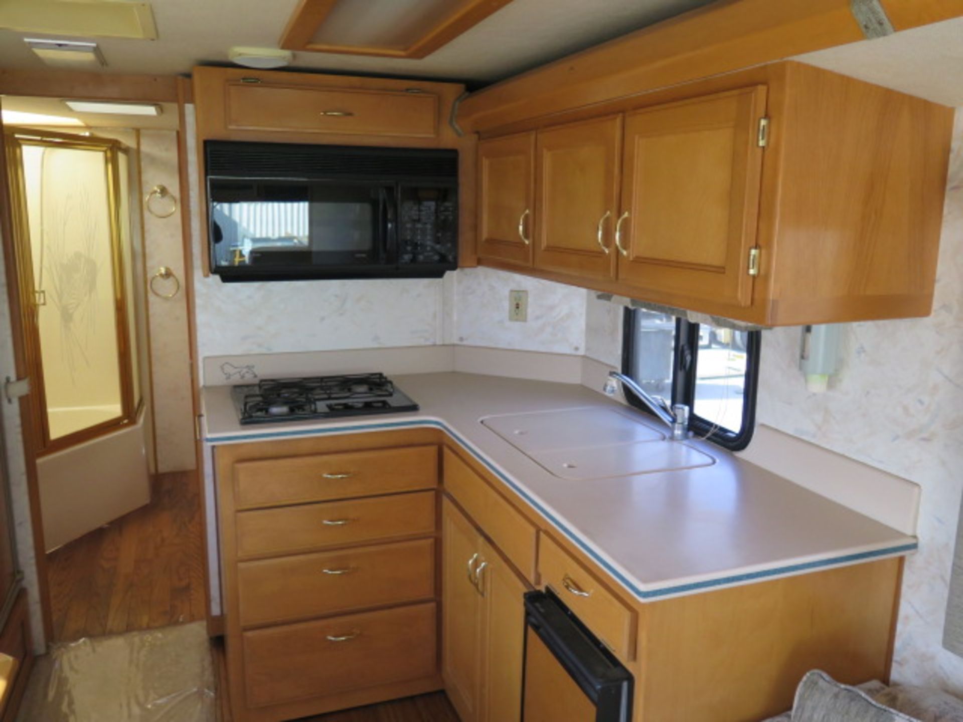 1997 Safari Motor Coacher Motor Home Lisc# 5PEJ100 w/ CAT Diesel Engine, Automatic Trans, SOLD AS IS - Image 34 of 54