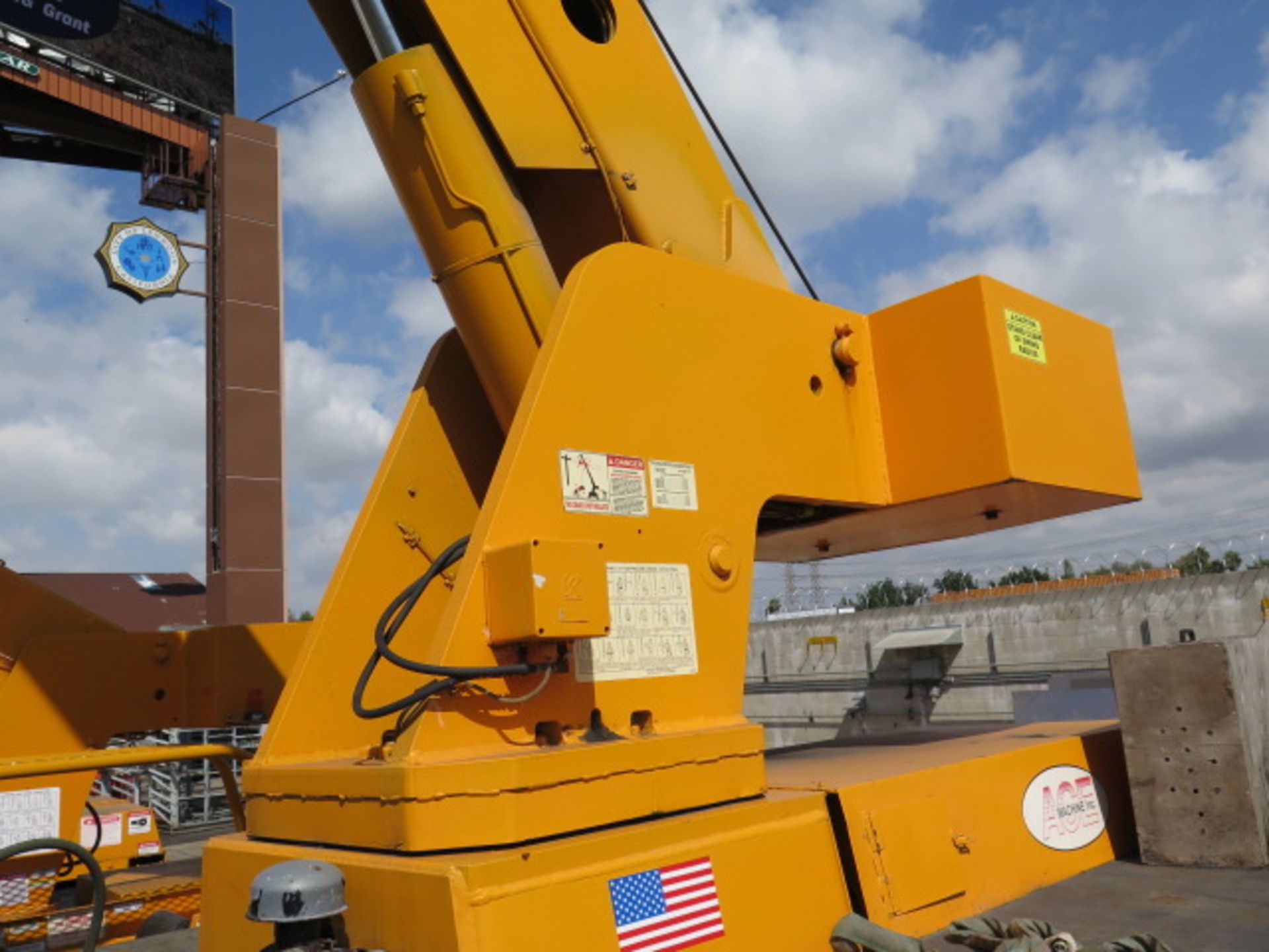 Broderson RT200-3A 30,000 Lb Cap(On Outriggers)LPG Carry Deck Crane s/n 194B w/ 59’ Reach,SOLD AS IS - Image 23 of 27