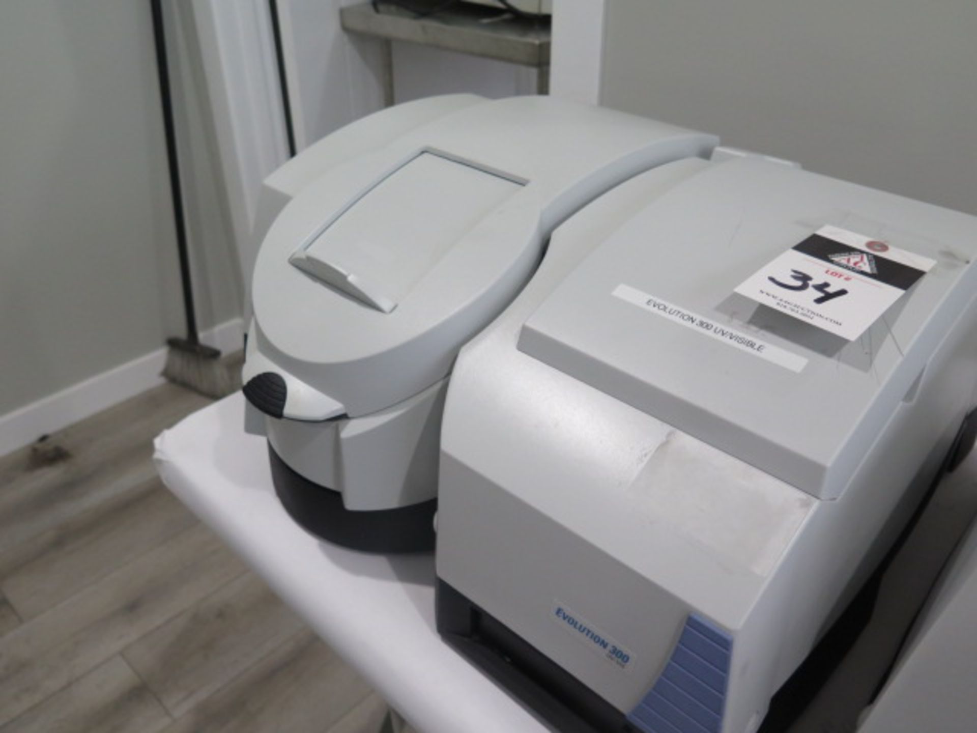 Thermo Scientific Evolution 300 UV-VIS Spectrophotometer s/n EVOW176001 (SOLD AS-IS - NO WARRANTY) - Image 3 of 10