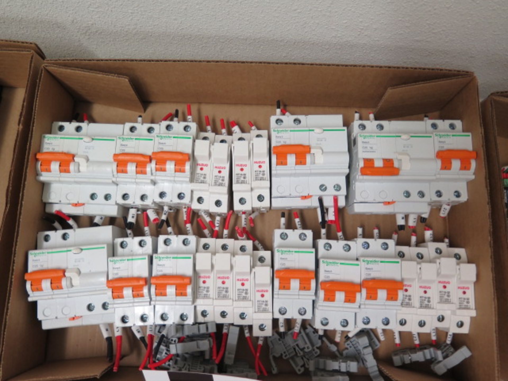 Schneider Easy8 C25 EA9AN2C25 Circuit Breakers (12) and Huzuo RT18-32 10X38 500V G3/T13539.2 Fuse Bl - Image 2 of 7