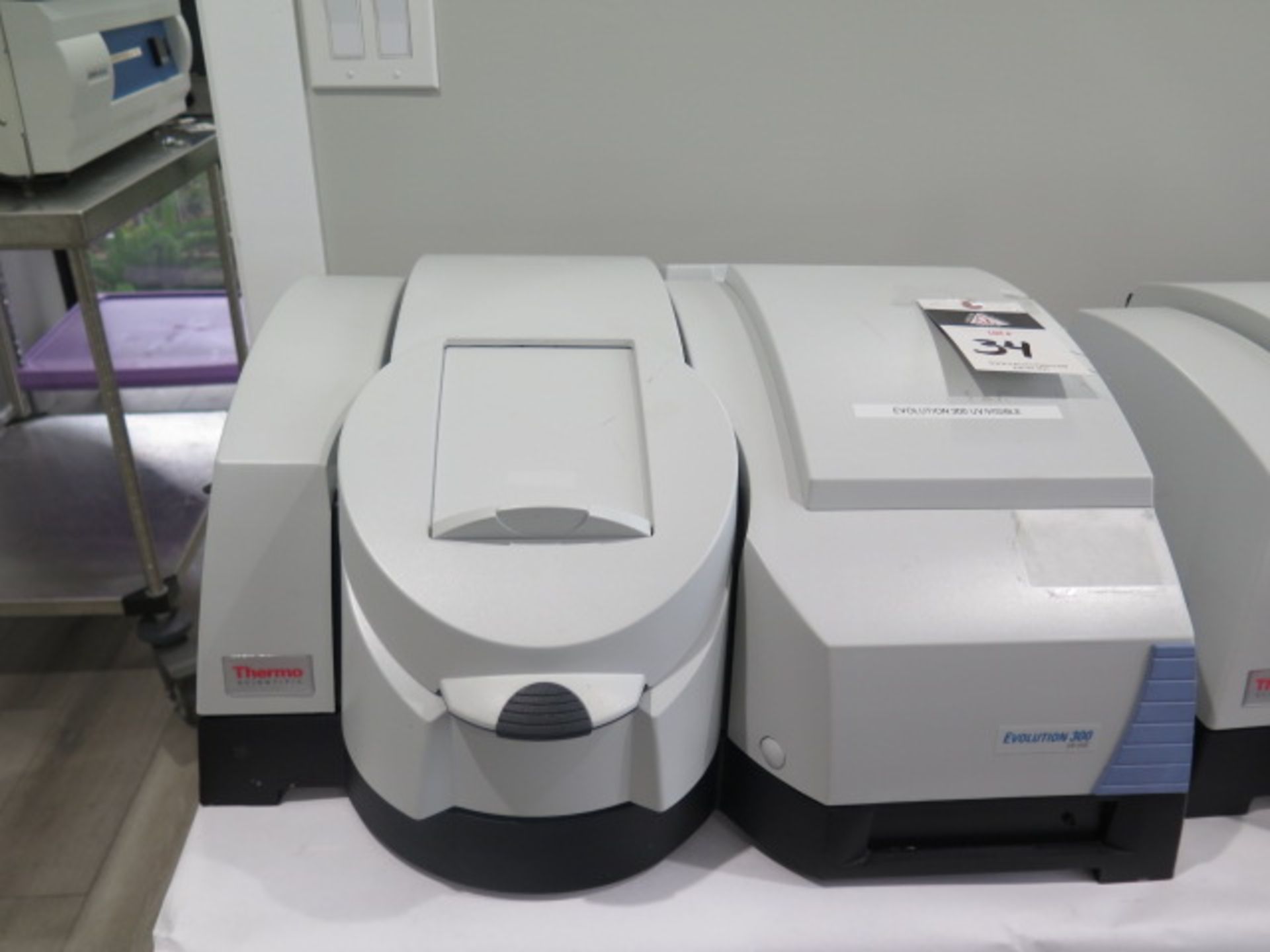 Thermo Scientific Evolution 300 UV-VIS Spectrophotometer s/n EVOW176001 (SOLD AS-IS - NO WARRANTY)