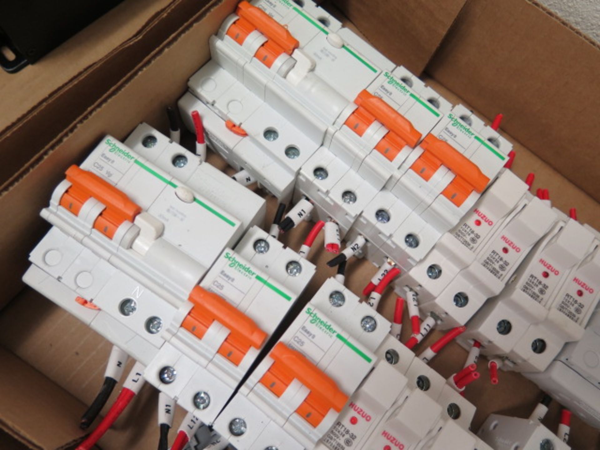 Schneider Easy8 C25 EA9AN2C25 Circuit Breakers (12) and Huzuo RT18-32 10X38 500V G3/T13539.2 Fuse Bl - Image 3 of 7